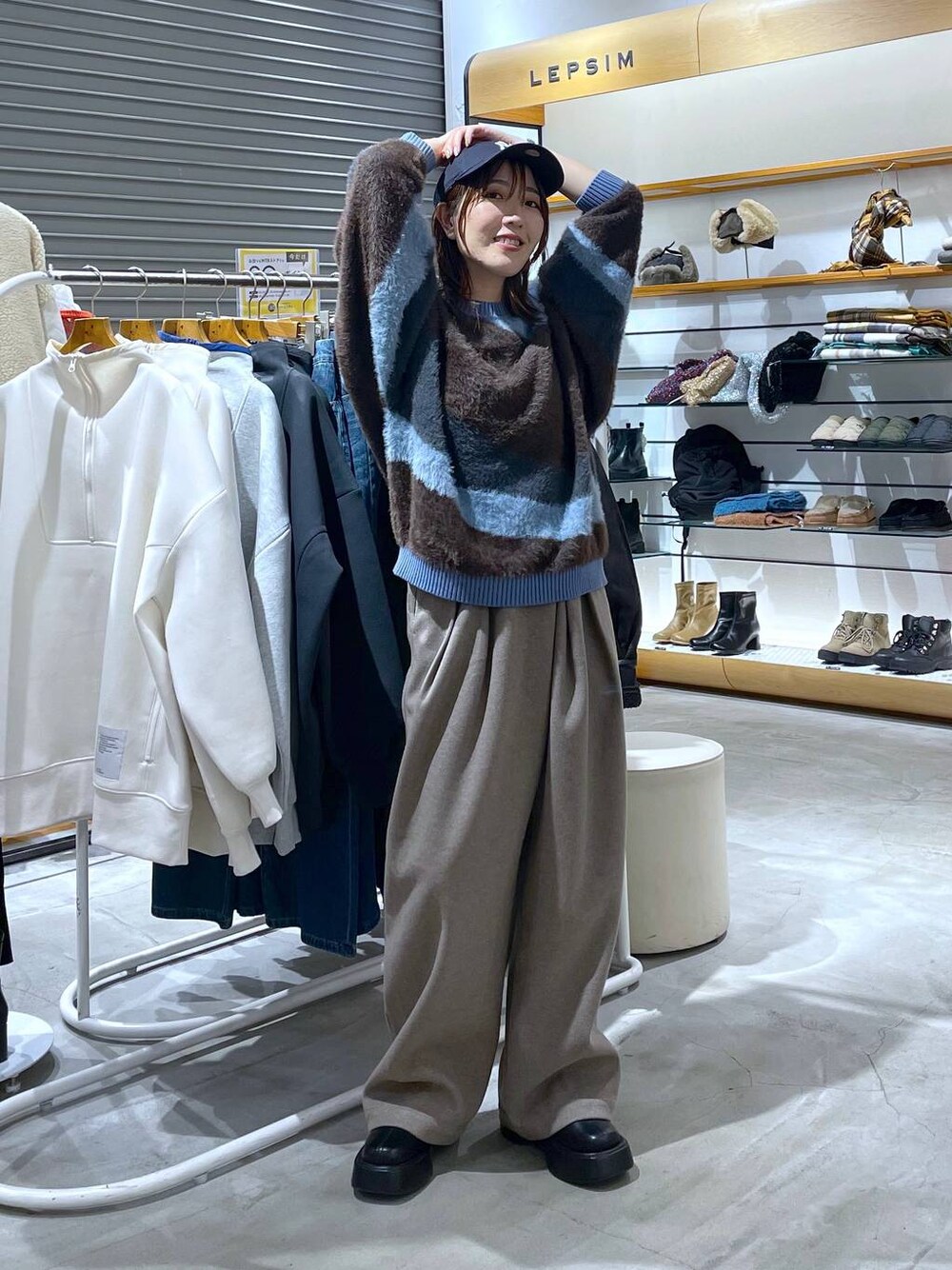 ブラック系のブーツ、ベージュ系のその他パンツ、ブルー系のニット/セーターを着用したレディースの秋コーディネートの1枚目の写真