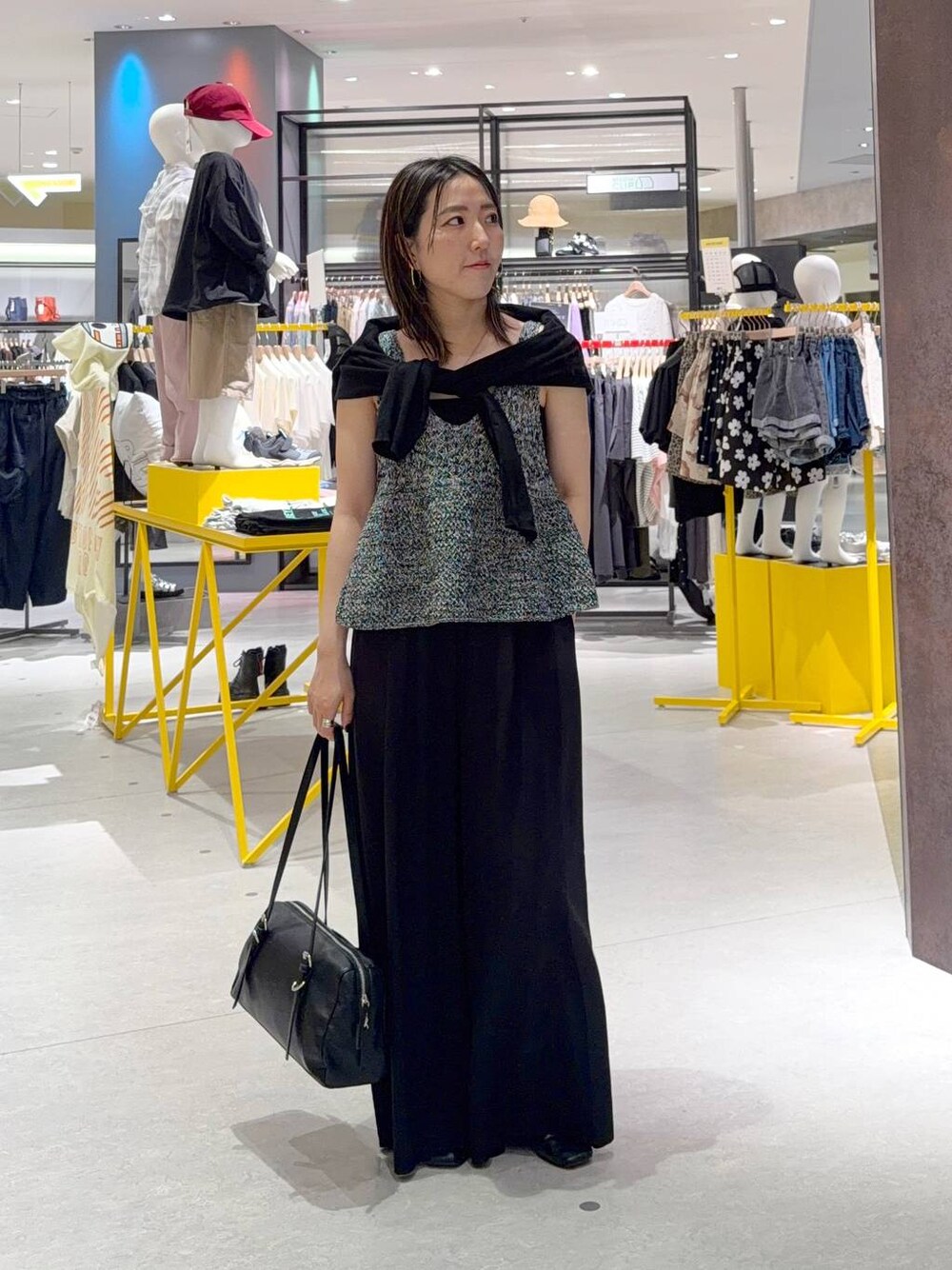 ブラック系のその他パンツ、ブラック系のショルダーバッグ、ブラック系のカーディガン/ボレロを着用したレディースの夏コーディネートの1枚目の写真
