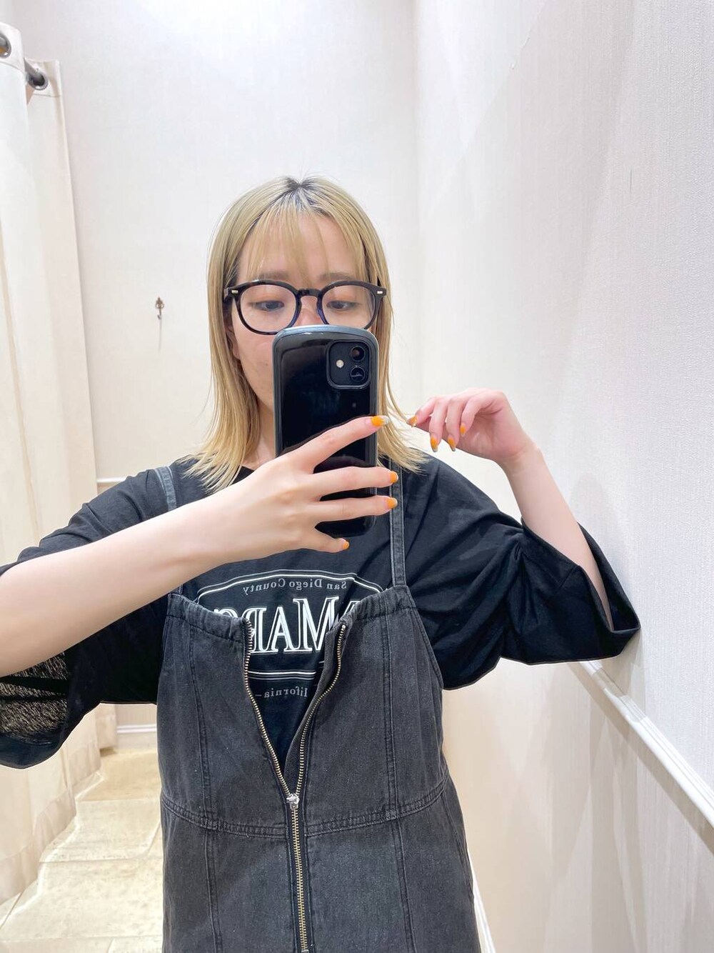 グレー系のワンピース、ブラック系のマタニティウェア/グッズを着用したレディースの夏コーディネートの1枚目の写真