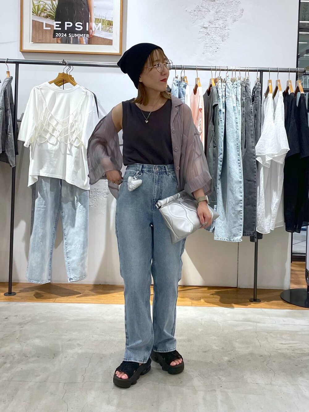 パープル系のシャツ/ブラウス、シルバー系のクラッチバッグ、グレー系のタンクトップを着用したレディースの夏コーディネートの1枚目の写真