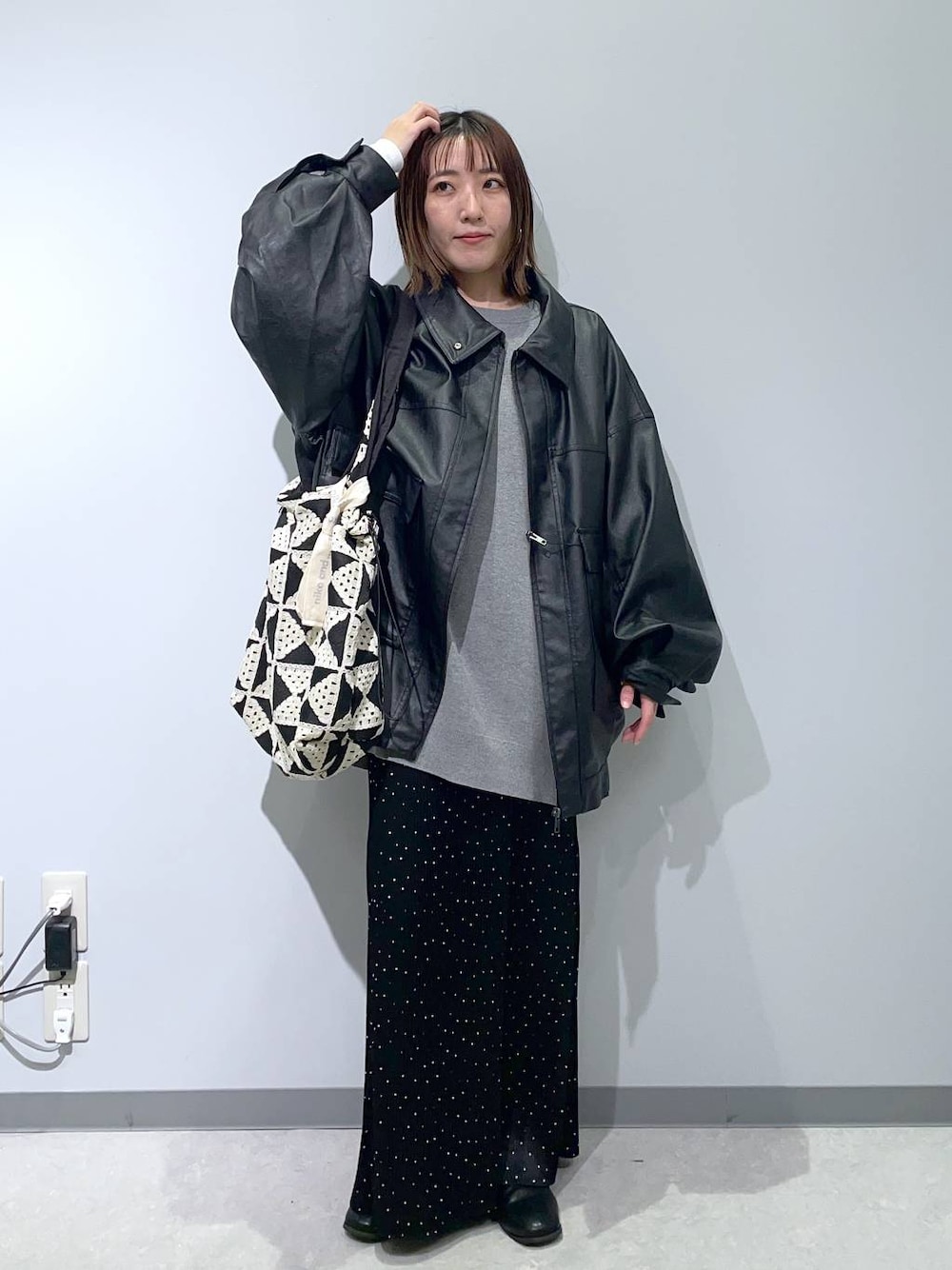 ホワイト系のTシャツ/カットソー、グレー系のニット/セーター、その他のスカートを着用したレディースの秋コーディネートの1枚目の写真