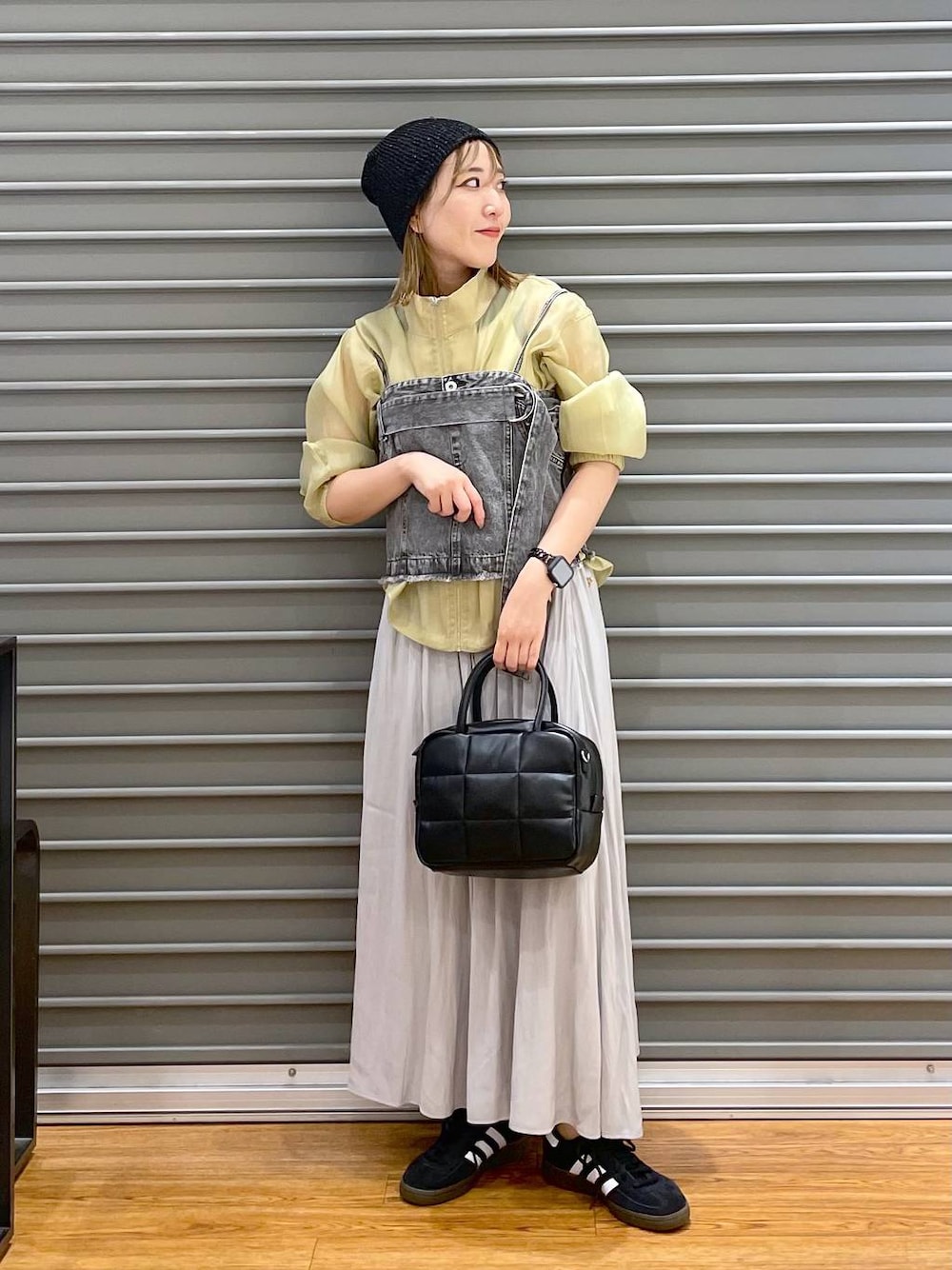 グレー系のベスト、グレー系のその他パンツ、ブラック系のスニーカーを着用したレディースの秋コーディネートの1枚目の写真