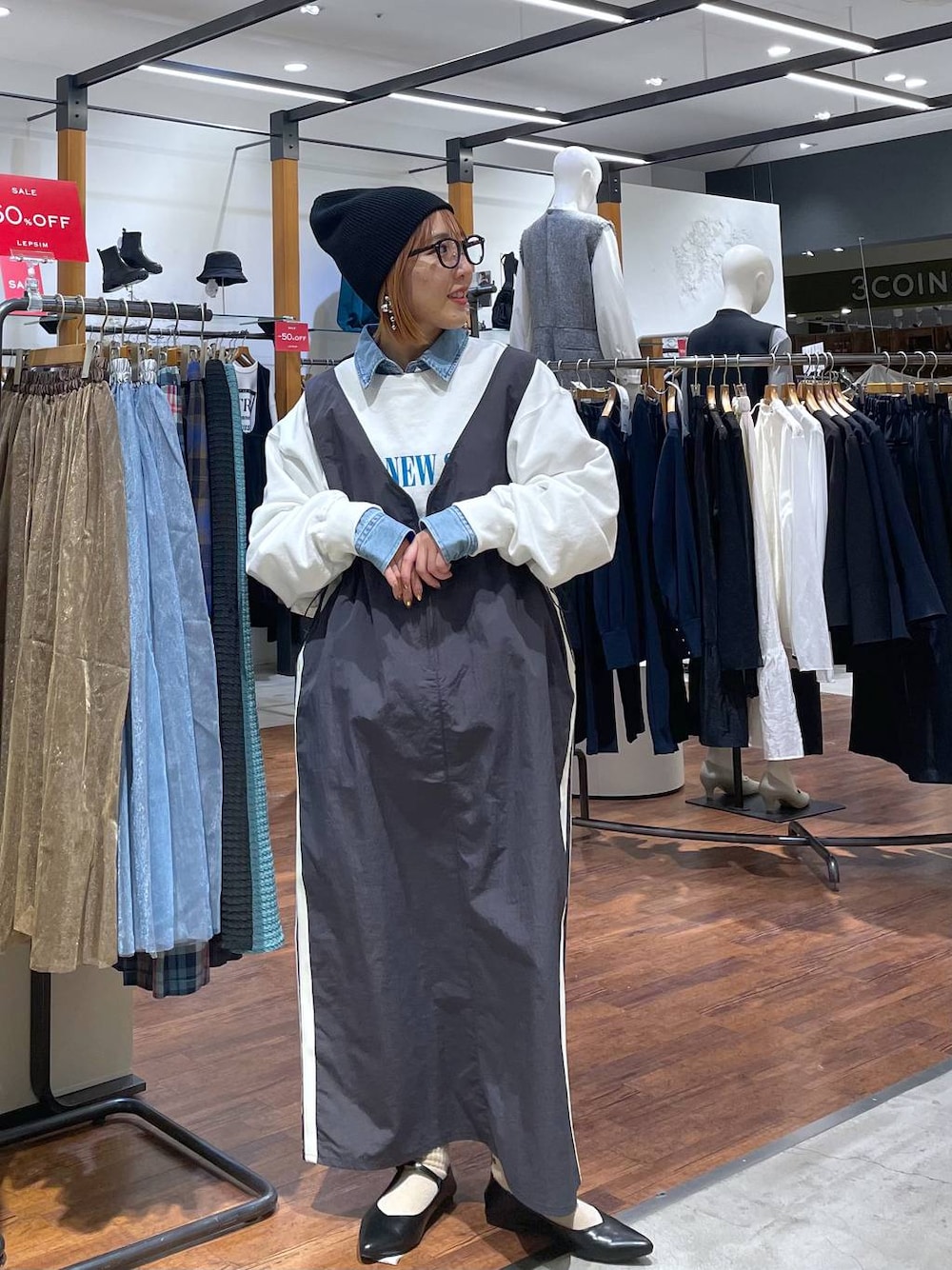 ホワイト系のスウェット、ブルー系のシャツ/ブラウス、ブラック系のパンプスを着用したレディースの春コーディネートの1枚目の写真