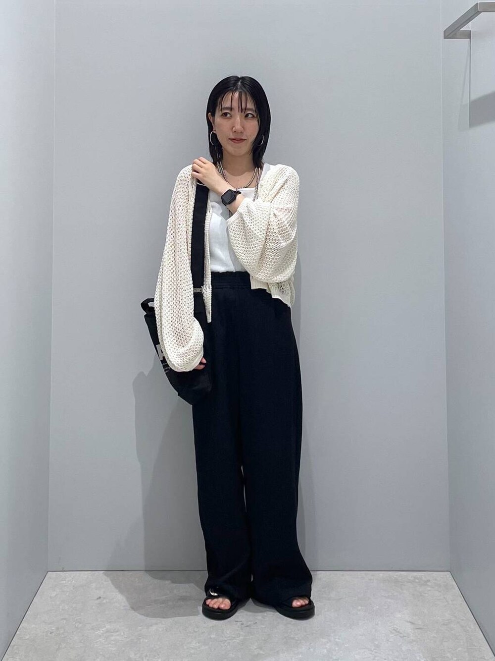 ブラック系のその他パンツ、ホワイト系のタンクトップ、ブラック系のサンダルを着用したレディースの春コーディネートの1枚目の写真