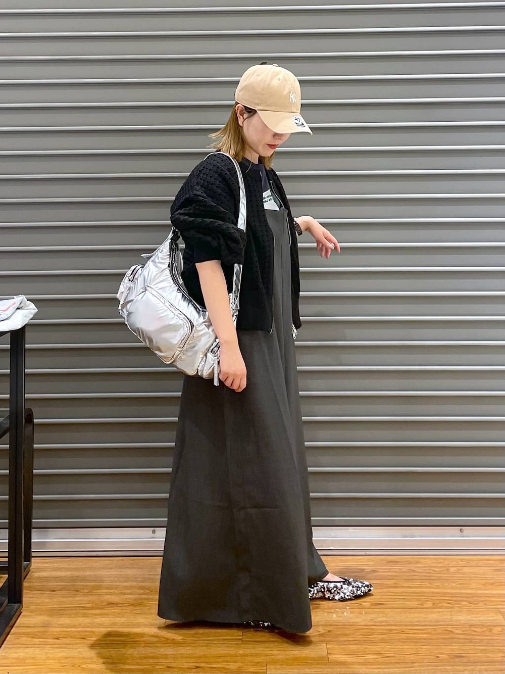 シルバー系のショルダーバッグ、シルバー系のパンプス、ブラック系のカーディガン/ボレロを着用したレディースの秋コーディネートの1枚目の写真