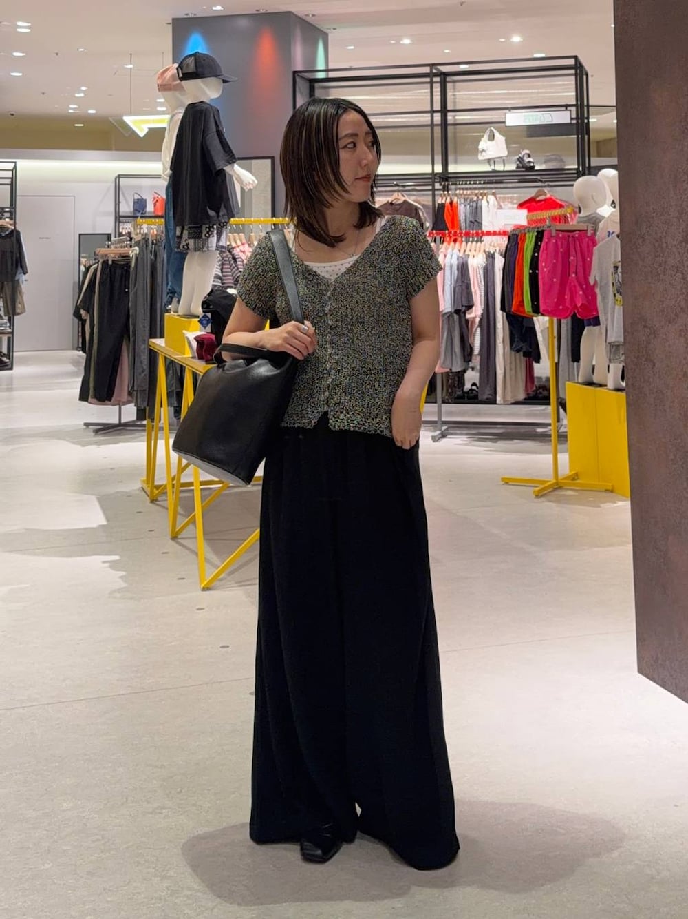 ホワイト系のTシャツ/カットソー、ブラック系のトートバッグ、ブラック系のその他パンツを着用したレディースの夏コーディネートの1枚目の写真