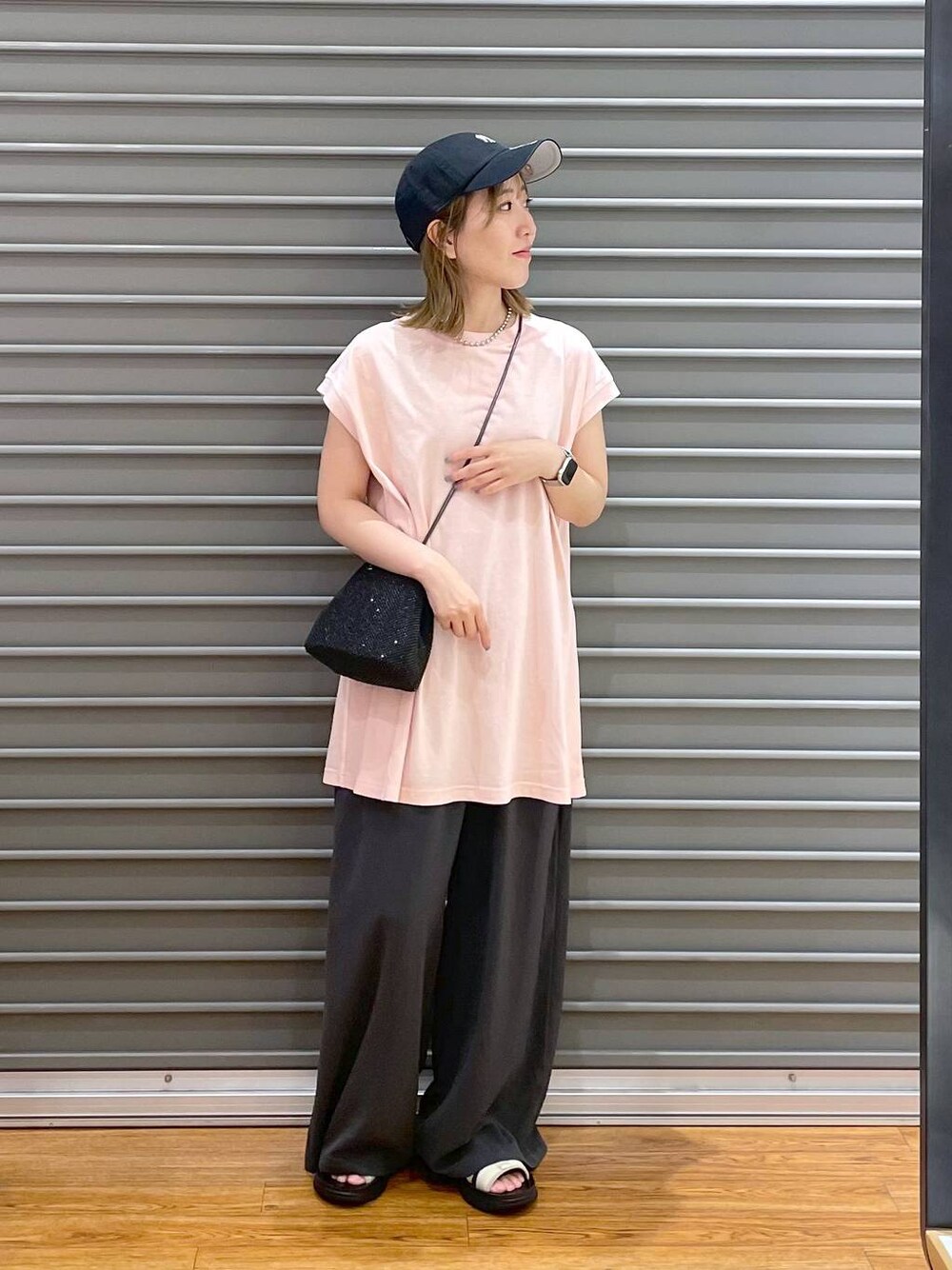ブラック系のショルダーバッグ、ピンク系のTシャツ/カットソー、グレー系のその他パンツを着用したレディースの夏コーディネートの1枚目の写真