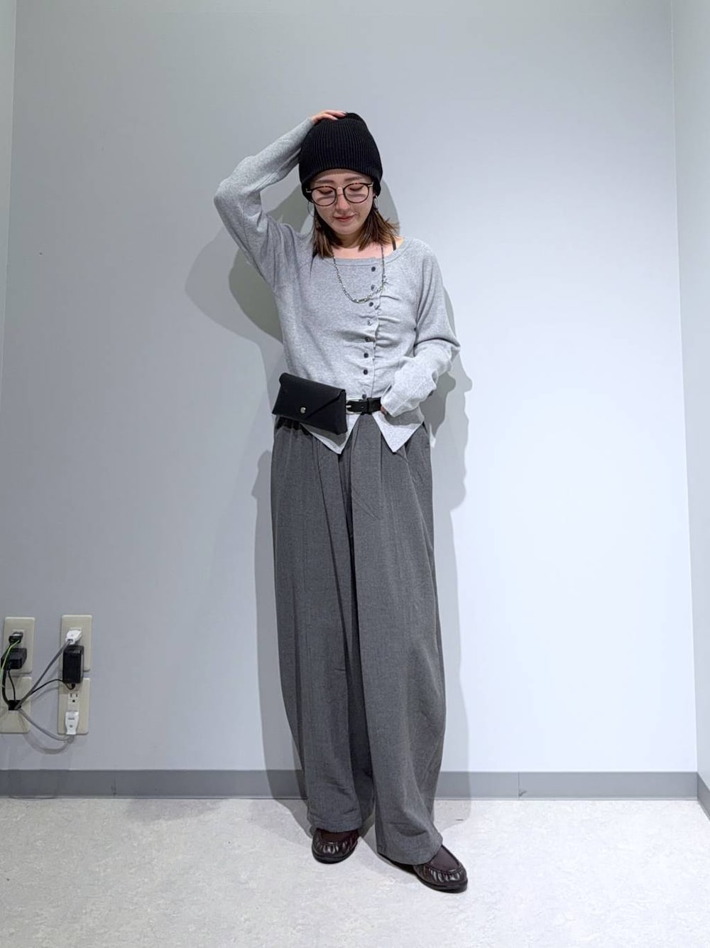 グレー系のニット/セーター、ブラウン系のローファー、グレー系のその他パンツを着用したレディースの秋コーディネートの1枚目の写真