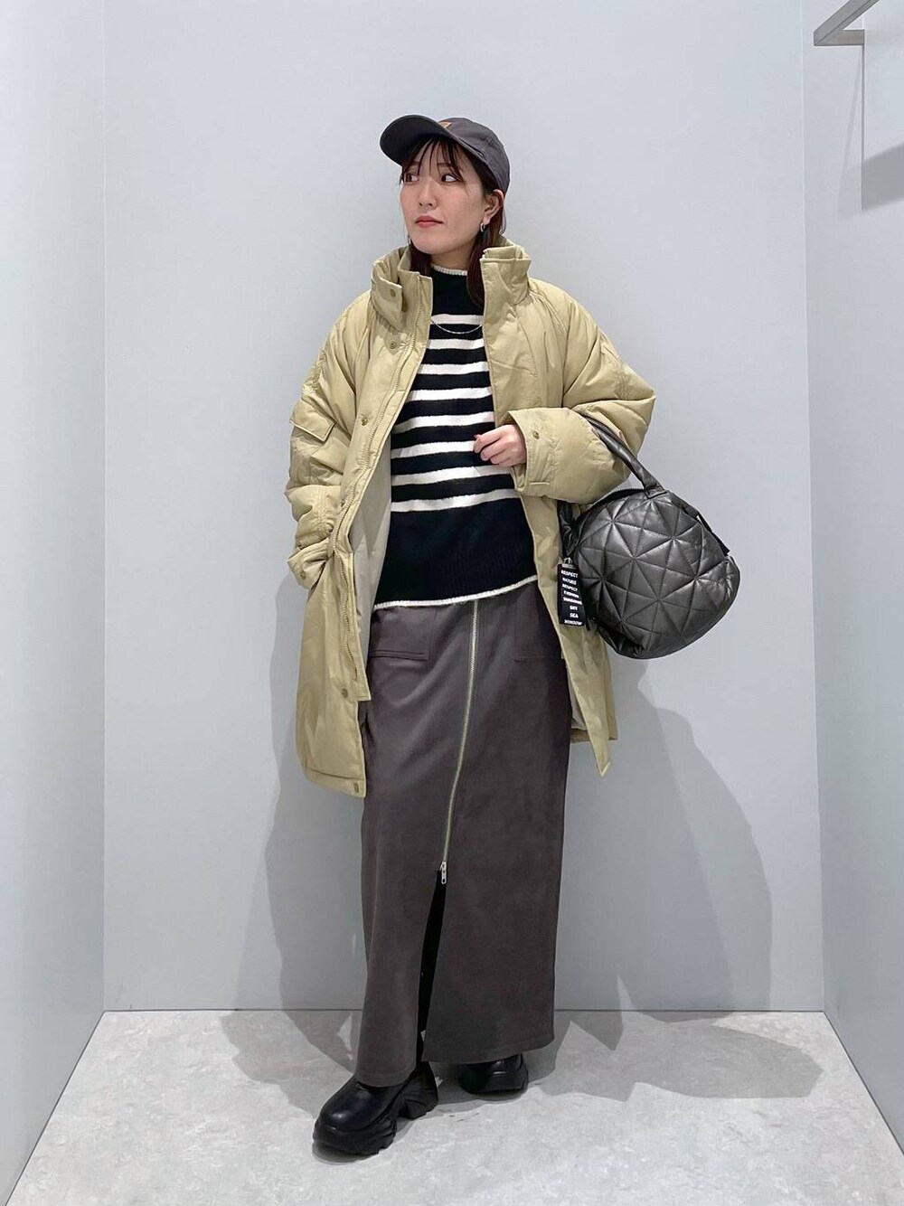 「低身長、カジュアル、ベーシック/シンプル、体型カバー、高見え、ゆったり、LEPSIM」｜「GLOBAL WORK Smile Seed Storeのふわもちボトルネックプルオーバー/116043（ニット/セーター、ブラック系）」を使った、manaさん（レディース・153cm）の冬コーディネートの1枚目の写真