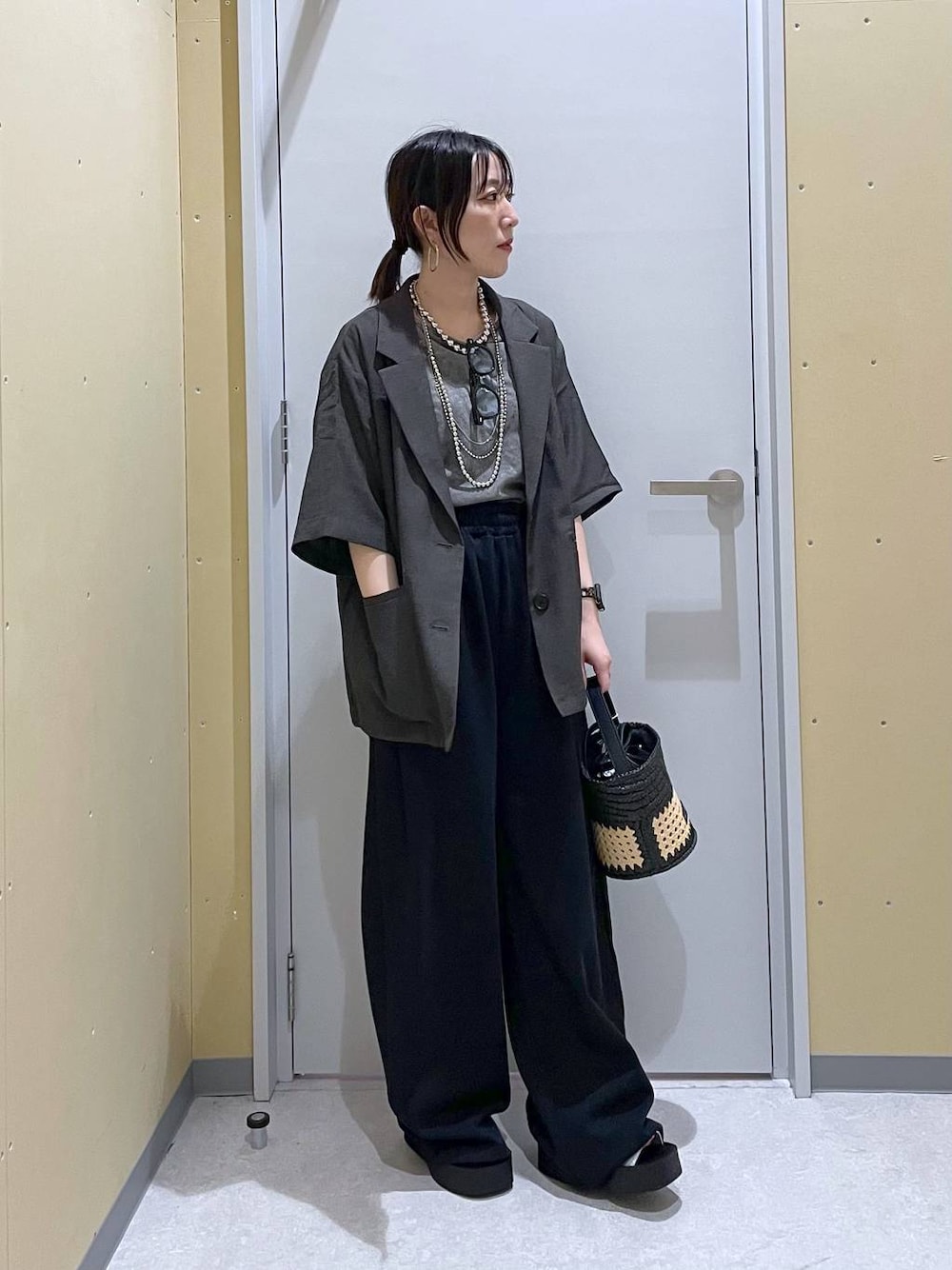 「低身長、カジュアル、ベーシック/シンプル、高見え、ゆったり、モノトーン、シンプルコーデ、大人カジュアル、きれいめカジュアル」｜「LOWRYS FARMのホップサックジャケットＳＳ253196（テーラードジャケット、グレー系）」を使った、manaさん（レディース・153cm）の夏コーディネートの1枚目の写真