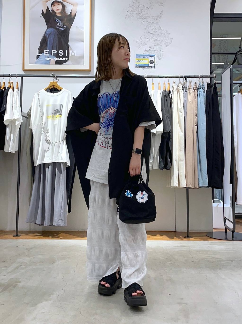 グレー系のその他パンツ、ベージュ系のTシャツ/カットソー、ブラック系のチュニックを着用したレディースの夏コーディネートの1枚目の写真