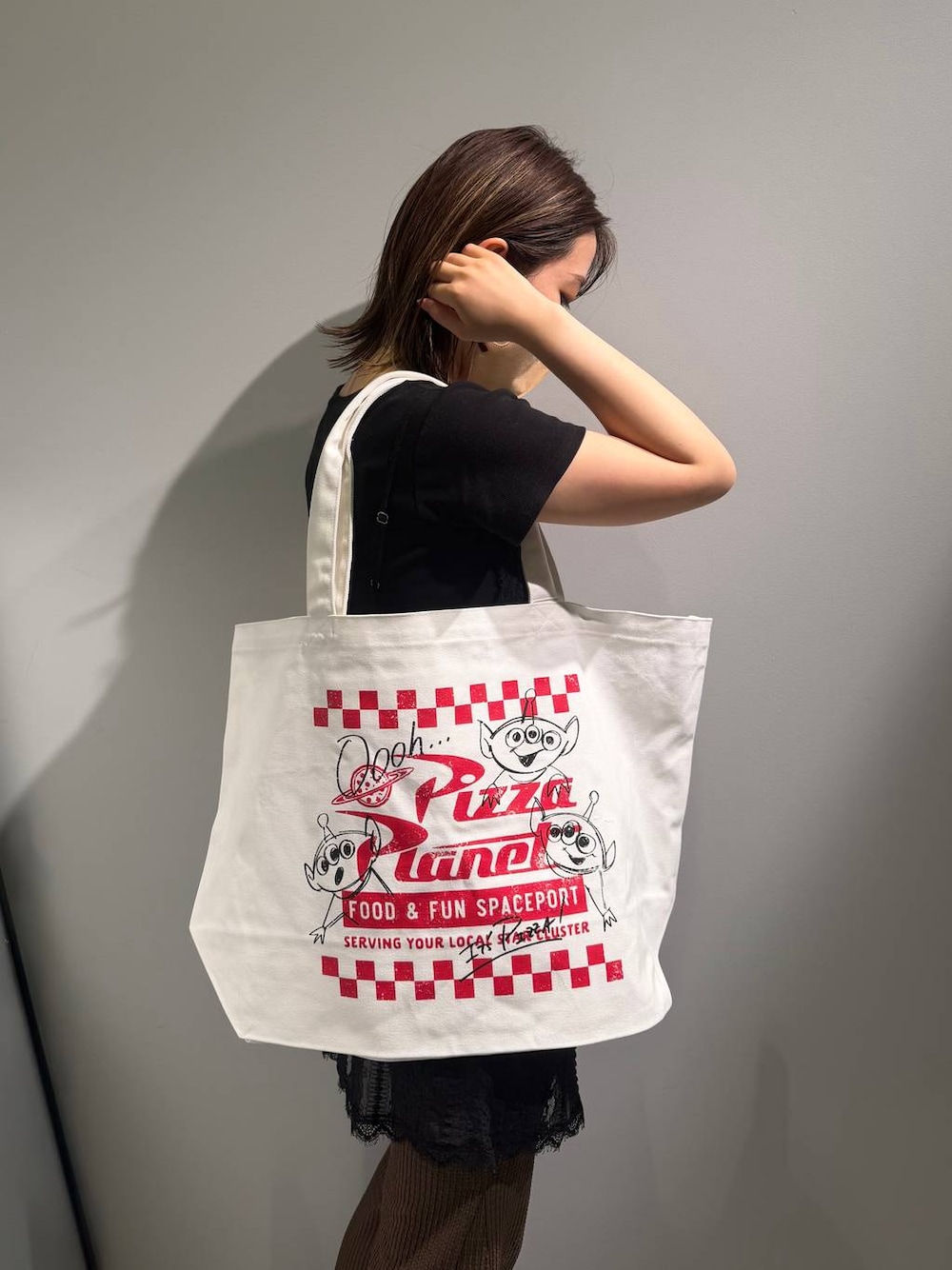 ブラック系のTシャツ/カットソー、その他のトートバッグを着用したレディースの夏コーディネートの1枚目の写真