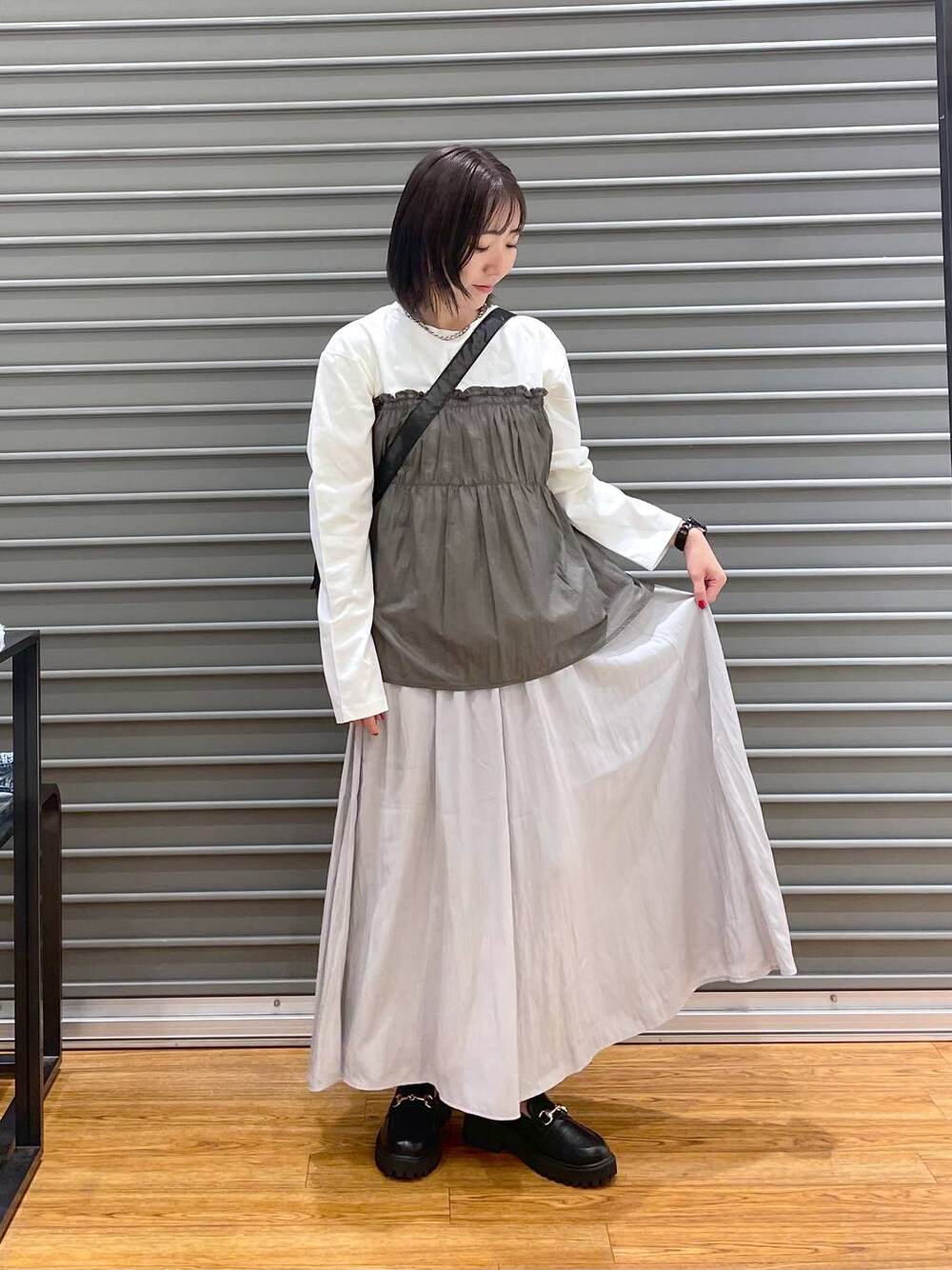 ブラック系のショルダーバッグ、ブラック系のローファー、グレー系のその他パンツを着用したレディースの秋コーディネートの1枚目の写真