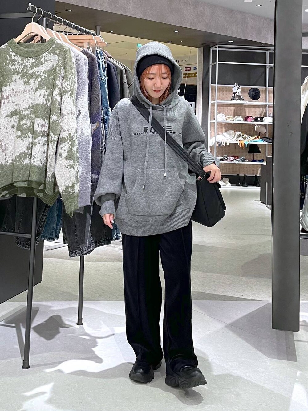 ホワイト系のその他パンツ、ブラック系のショルダーバッグ、グレー系のニット/セーターを着用したレディースの冬コーディネートの1枚目の写真