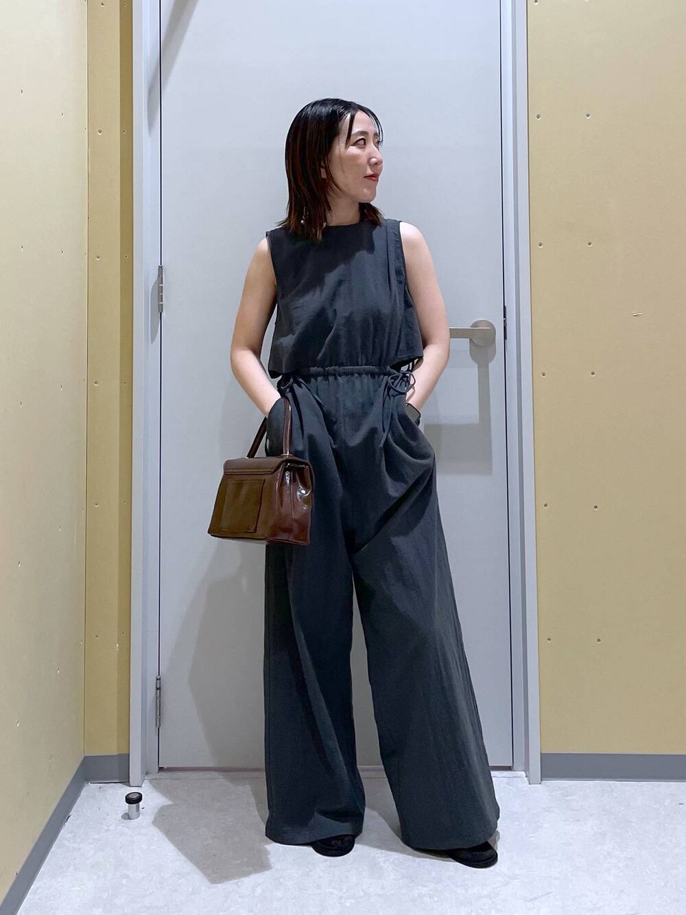 グレー系のサロペット/オーバーオール、ブラウン系のボストンバッグを着用したレディースの夏コーディネートの1枚目の写真