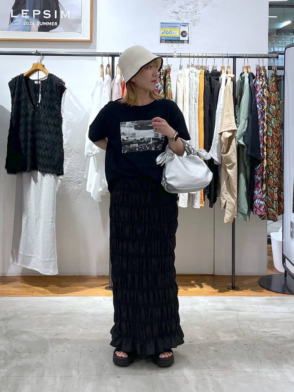 ブラック系のTシャツ/カットソー、ブラック系のスカート、シルバー系のショルダーバッグを着用したレディースの夏コーディネートの1枚目の写真