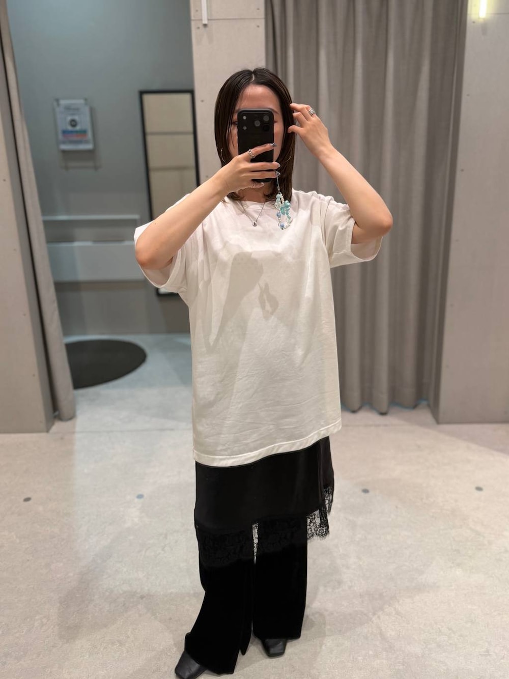 ホワイト系のTシャツ/カットソー、ブラック系のスカートを着用したレディースの夏コーディネートの1枚目の写真
