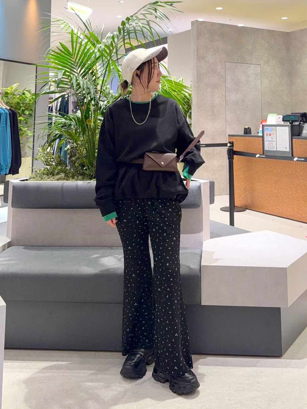 ブラック系のローファー、ブラック系のTシャツ/カットソー、ブラック系のその他パンツを着用したレディースの秋コーディネートの1枚目の写真