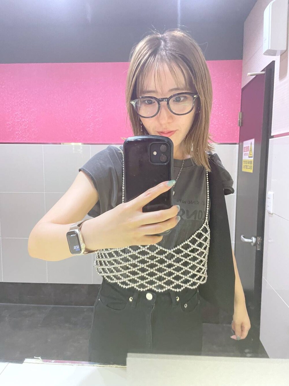 シルバー系のベスト、グレー系のTシャツ/カットソーを着用したレディースの夏コーディネートの1枚目の写真