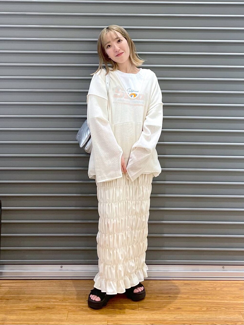 ホワイト系のTシャツ/カットソー、シルバー系のショルダーバッグ、ホワイト系のパーカーを着用したレディースの春コーディネートの1枚目の写真