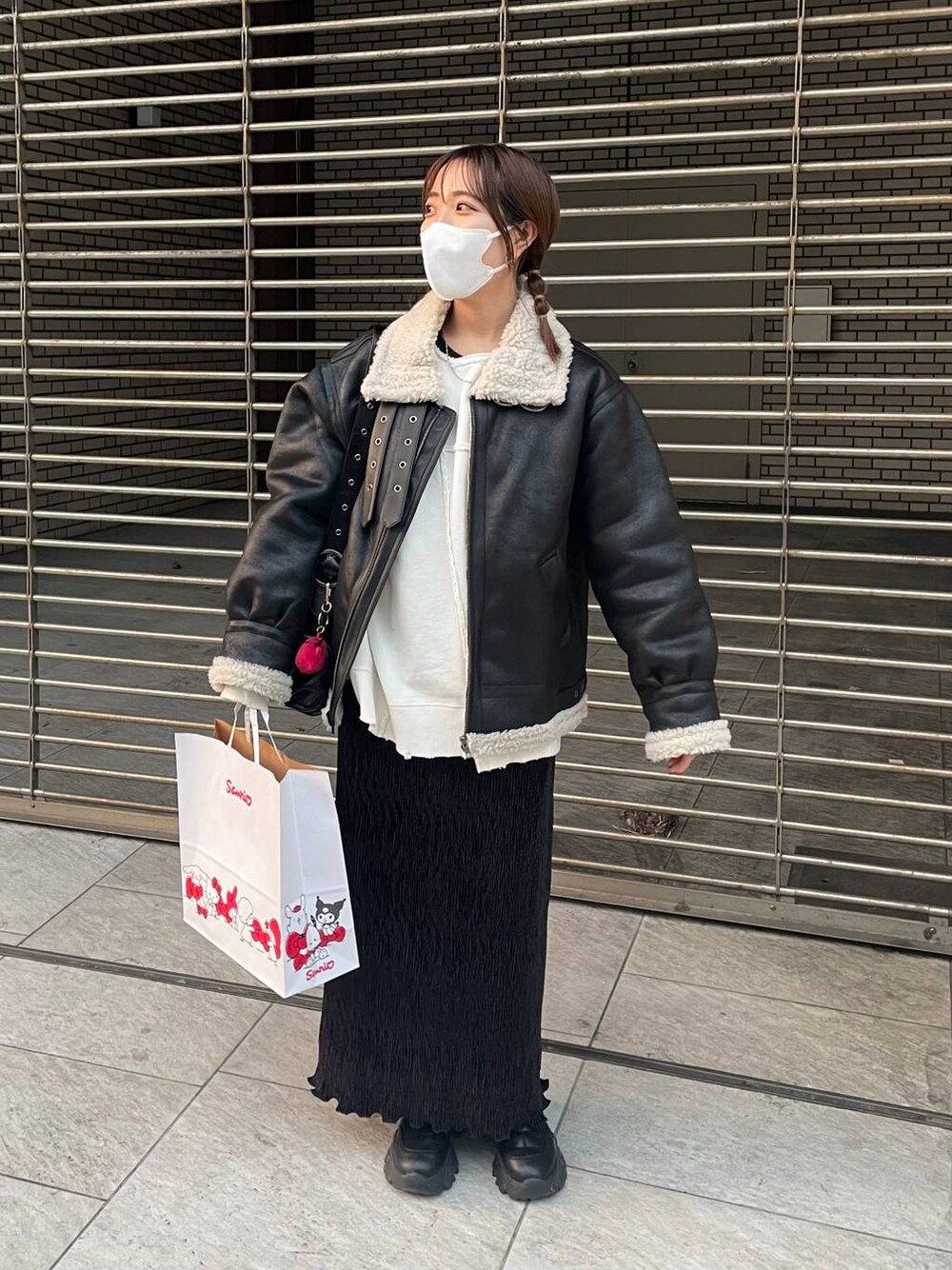 「低身長、カジュアル、ベーシック/シンプル、体型カバー、高見え、ゆったり、LEPSIM」｜「JEANASISの4ポケットワンショルダーBAG/131265（ショルダーバッグ、ブラック系）」を使った、manaさん（レディース・153cm）の冬コーディネートの1枚目の写真