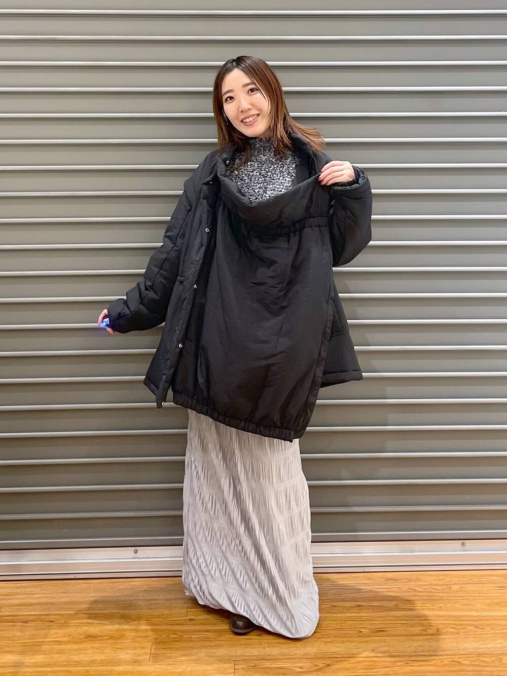 ブラック系のその他アウター、ブラウン系のブーツ、グレー系のマタニティウェア/グッズを着用したレディースの冬コーディネートの1枚目の写真