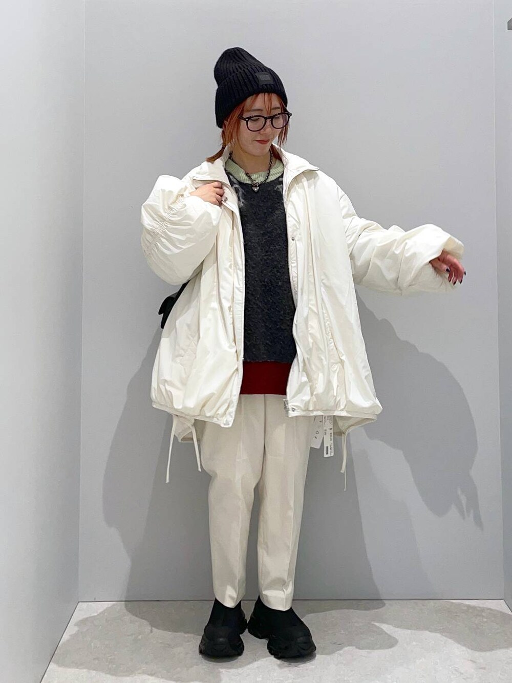 ホワイト系のその他パンツ、ブラック系のブーツ、ホワイト系のブルゾンを着用したレディースの秋コーディネートの1枚目の写真