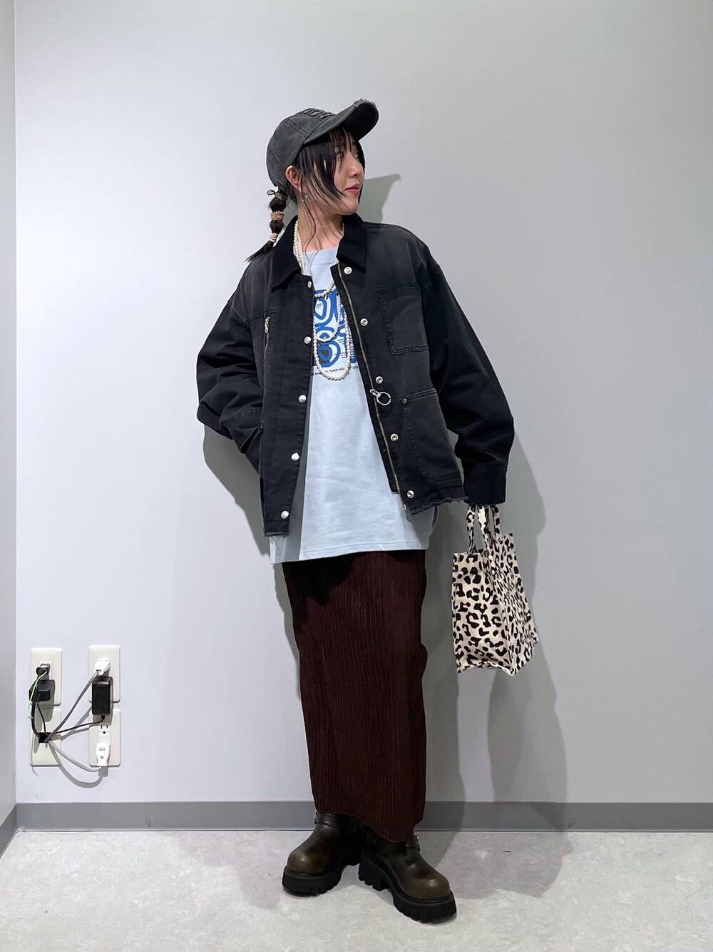 ブルー系のTシャツ/カットソー、ブラウン系のスカート、その他のトートバッグを着用したレディースの春コーディネートの1枚目の写真