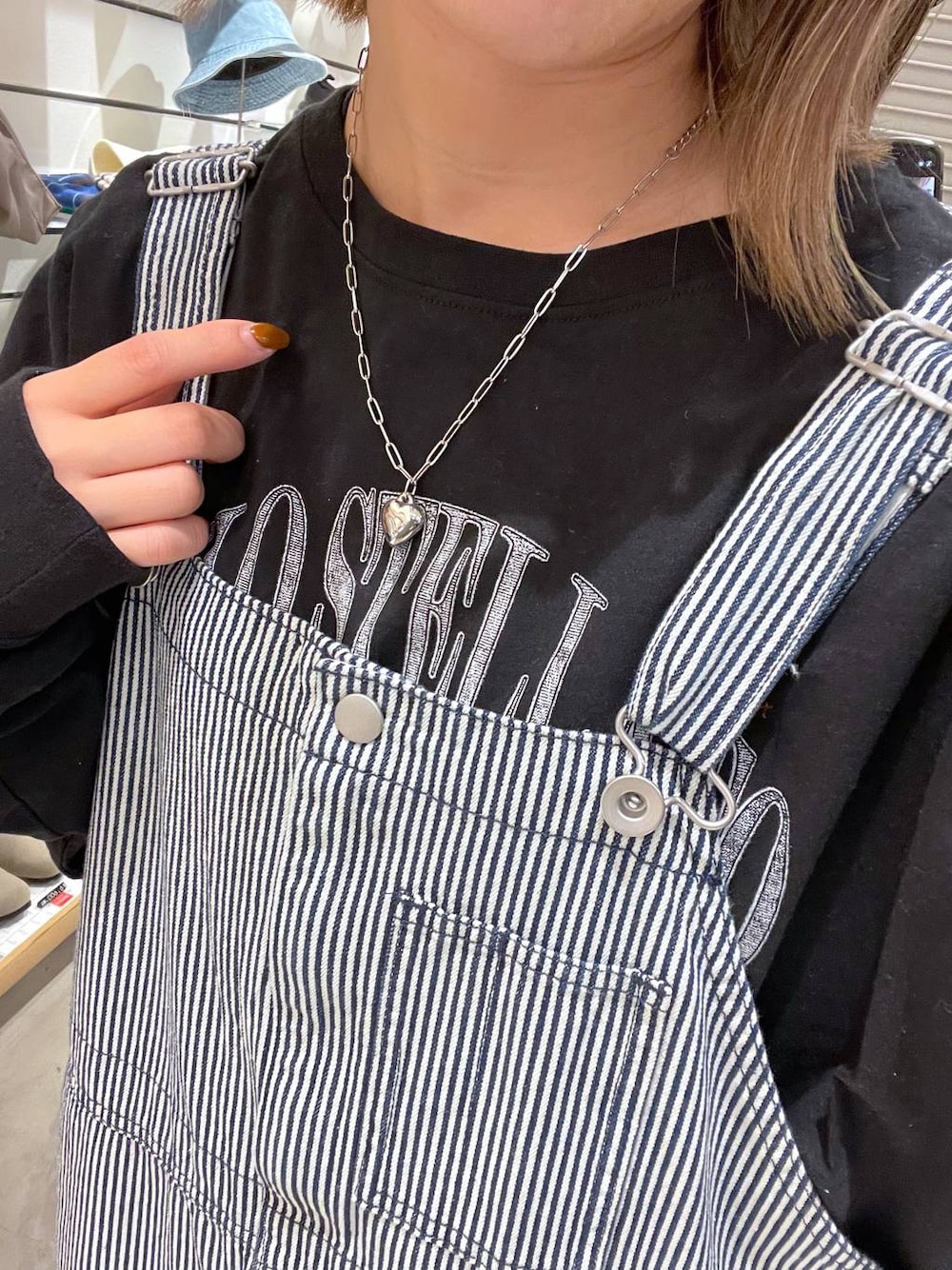 ブラック系のマタニティウェア/グッズ、その他のマタニティウェア/グッズ、シルバー系のネックレスを着用したレディースの春コーディネートの1枚目の写真