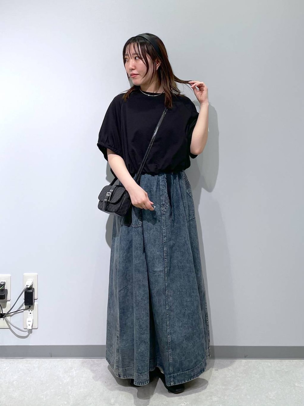 「低身長、カジュアル、ベーシック/シンプル、体型カバー、高見え、ゆったり、LEPSIM」｜「niko and...のアソートベルトフレアスカート（スカート、ブルー系）」を使った、manaさん（レディース・153cm）の春コーディネートの1枚目の写真