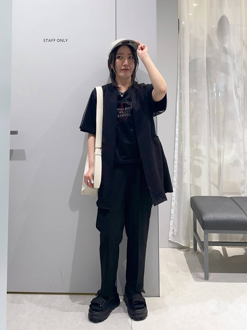 ブラック系のその他パンツ、ブラック系のその他アウター、ブラック系のサンダルを着用したレディースの春コーディネートの1枚目の写真