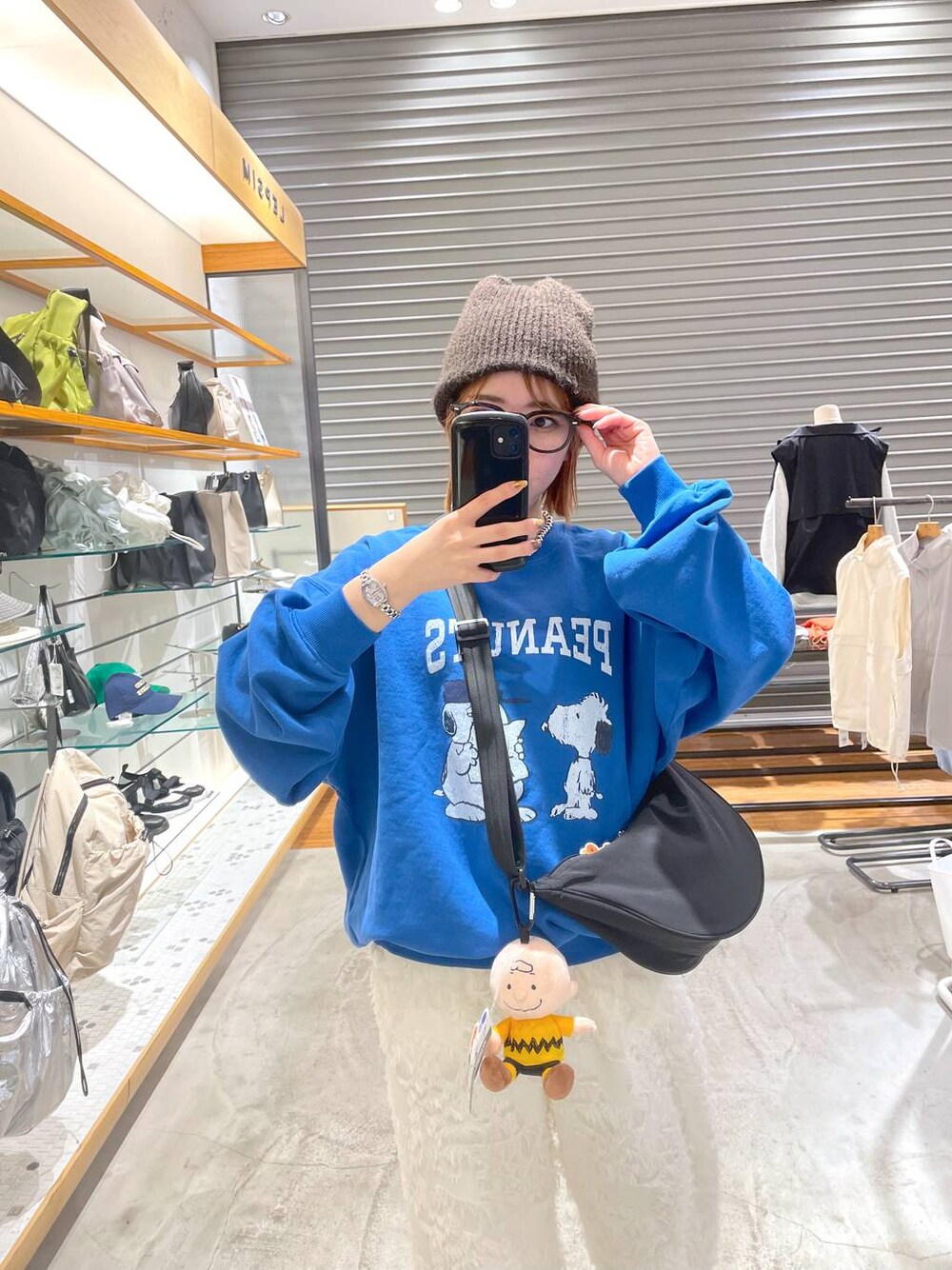ブルー系のスウェット、ホワイト系のその他パンツ、ブラウン系のニットキャップ/ビーニーを着用したレディースの冬コーディネートの1枚目の写真