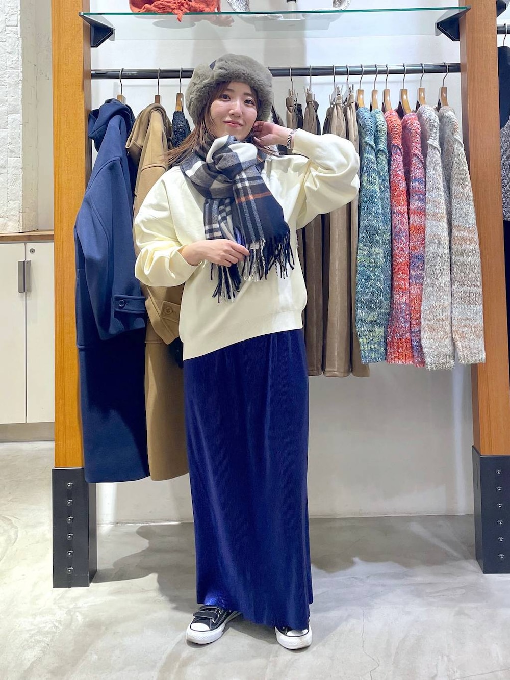 ホワイト系のTシャツ/カットソー、ブルー系のスカート、ブルー系のストール/ショールを着用したレディースの冬コーディネートの1枚目の写真