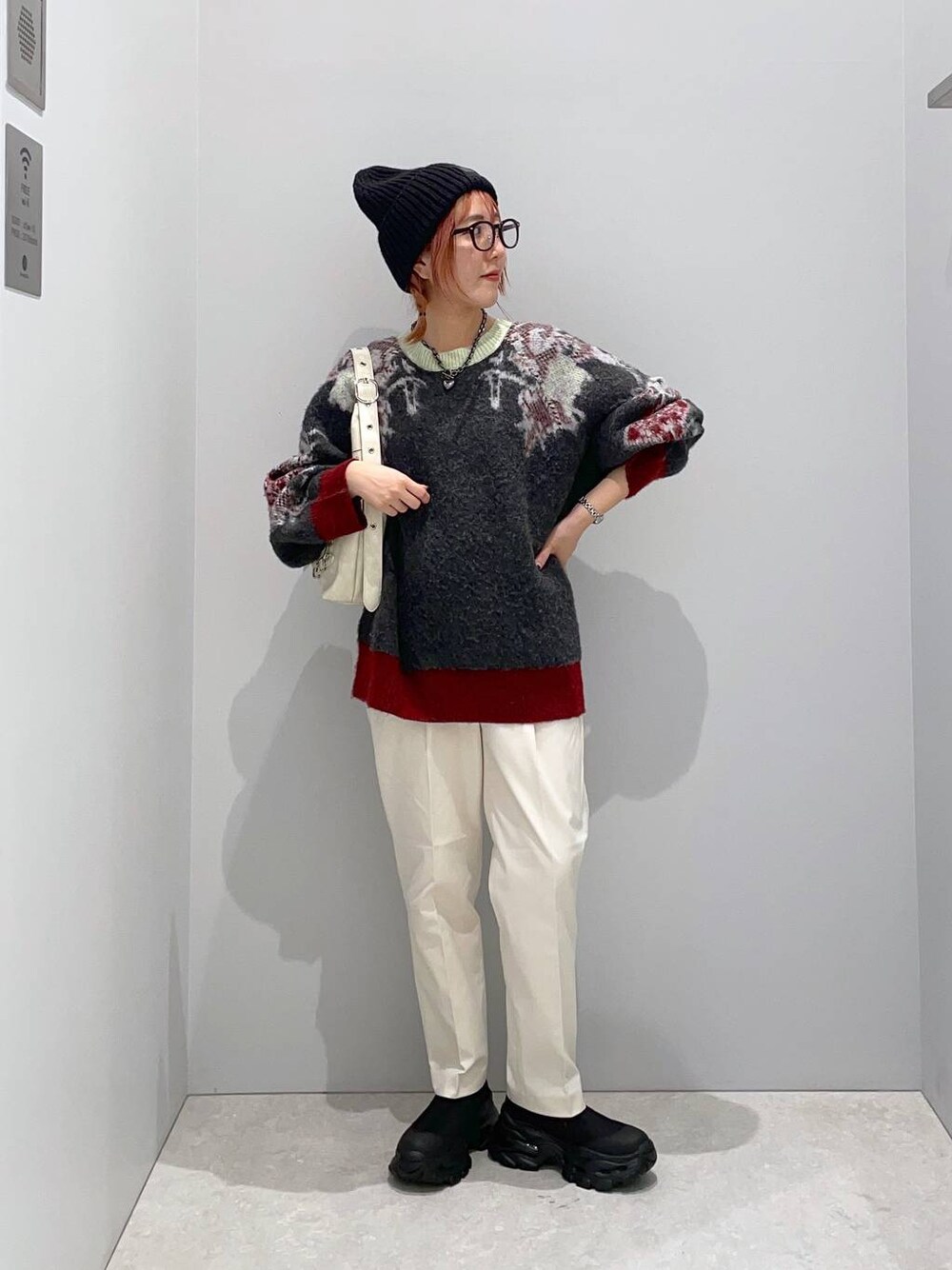 ホワイト系のその他パンツ、ブラック系のブーツ、ホワイト系のショルダーバッグを着用したレディースの冬コーディネートの1枚目の写真