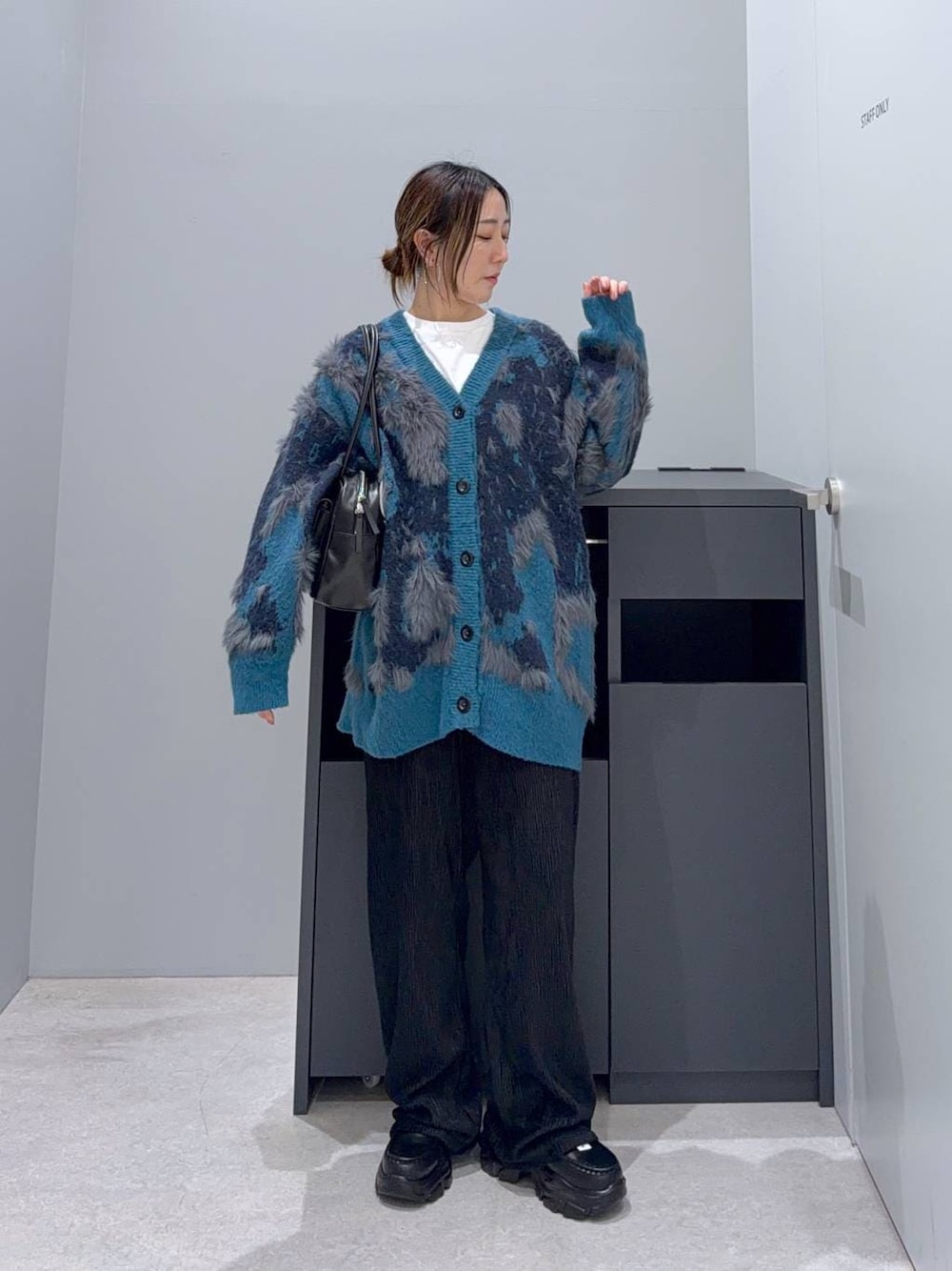 ブラック系のボストンバッグ、ブラック系のその他パンツ、ブルー系のカーディガン/ボレロを着用したレディースの秋コーディネートの1枚目の写真