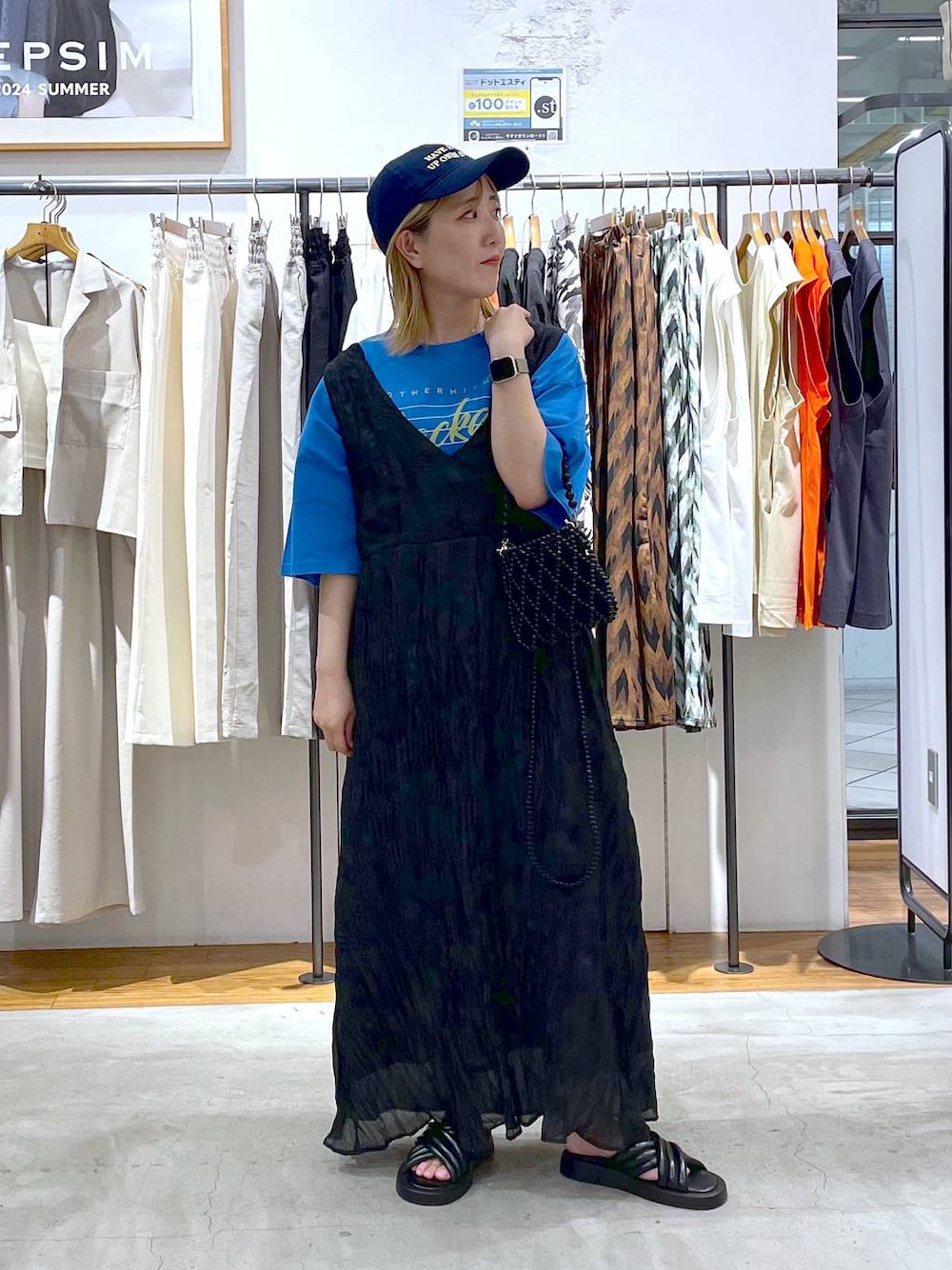 ブルー系のTシャツ/カットソー、ブラック系のサンダル、ブラック系のショルダーバッグを着用したレディースの夏コーディネートの1枚目の写真