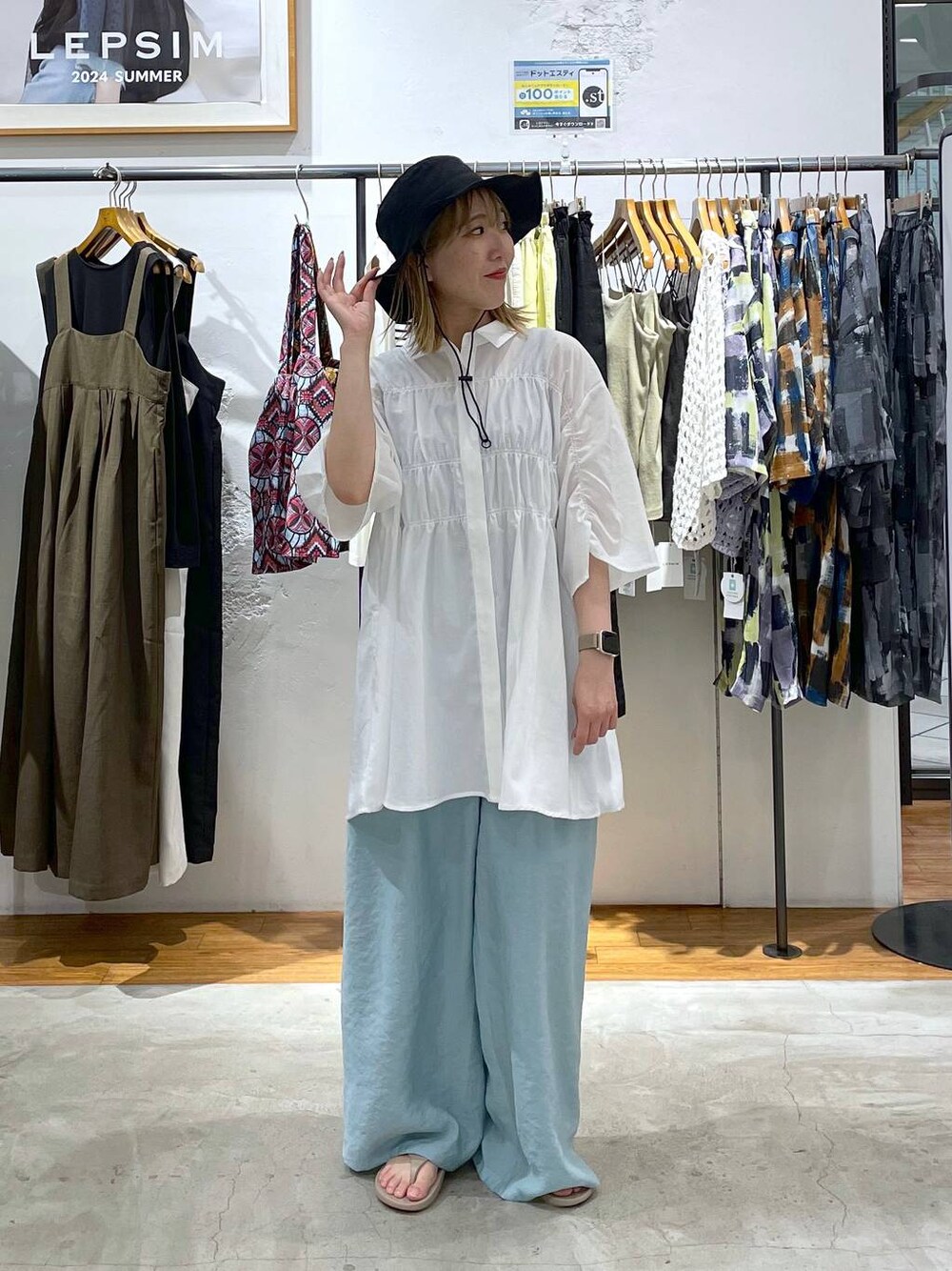 ベージュ系のサンダル、ブルー系のその他パンツ、ホワイト系のシャツ/ブラウスを着用したレディースの春コーディネートの1枚目の写真