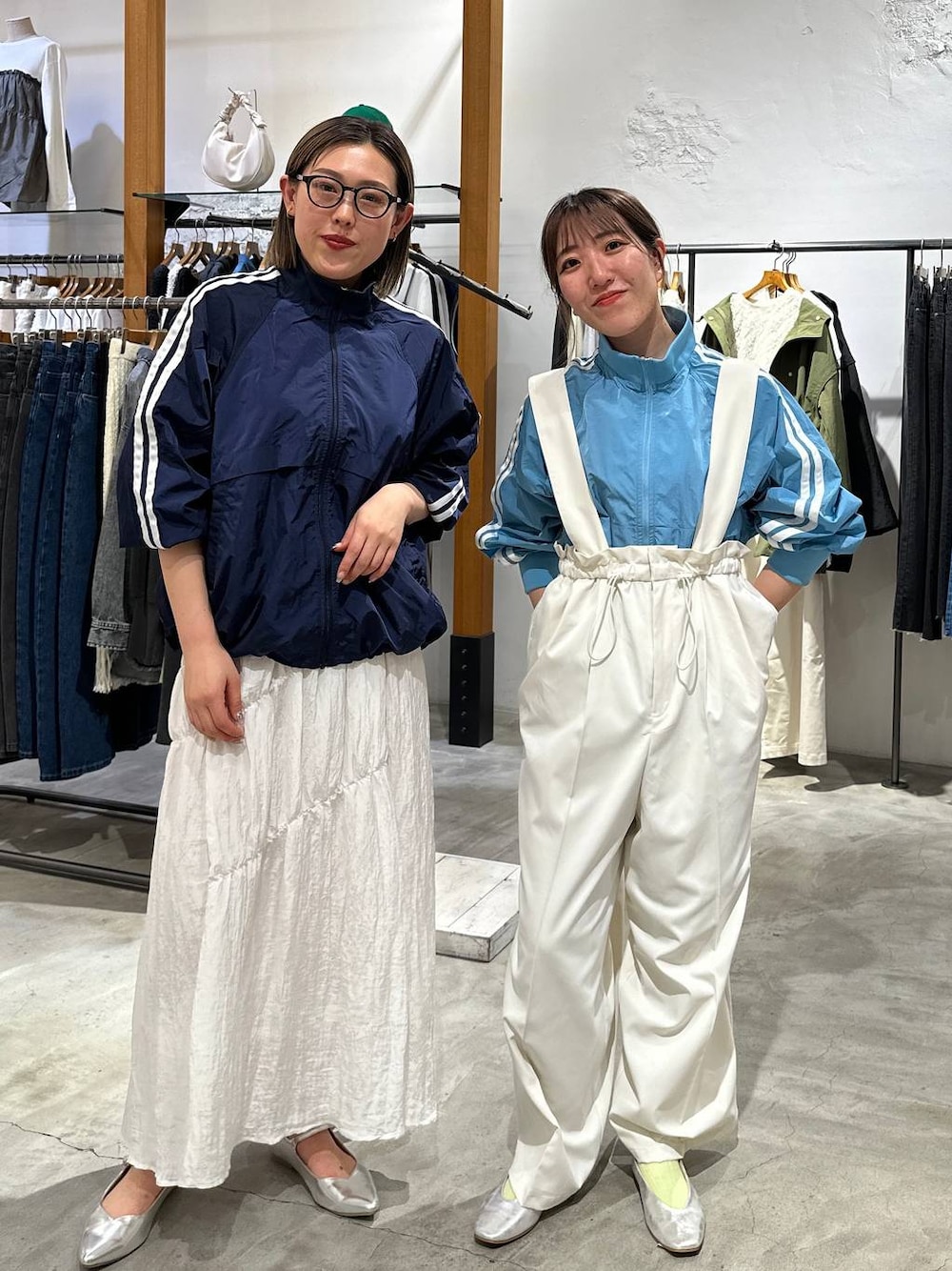 ブルー系のブルゾン、ブルー系のブルゾン、ホワイト系のその他パンツを着用したレディースの春コーディネートの1枚目の写真