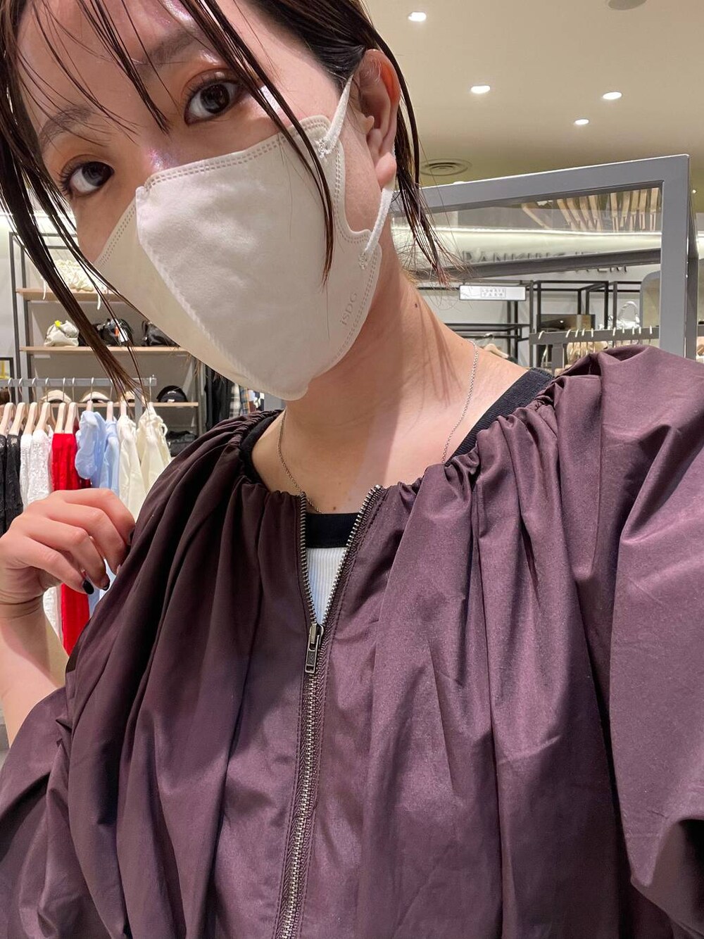 ブラウン系のシャツ/ブラウスを着用したレディースの秋コーディネートの1枚目の写真