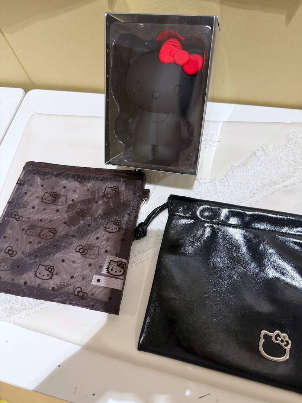 ブラック系のフィギュア、ブラック系のポーチ、ブラック系のポーチを着用したレディースの夏コーディネートの1枚目の写真
