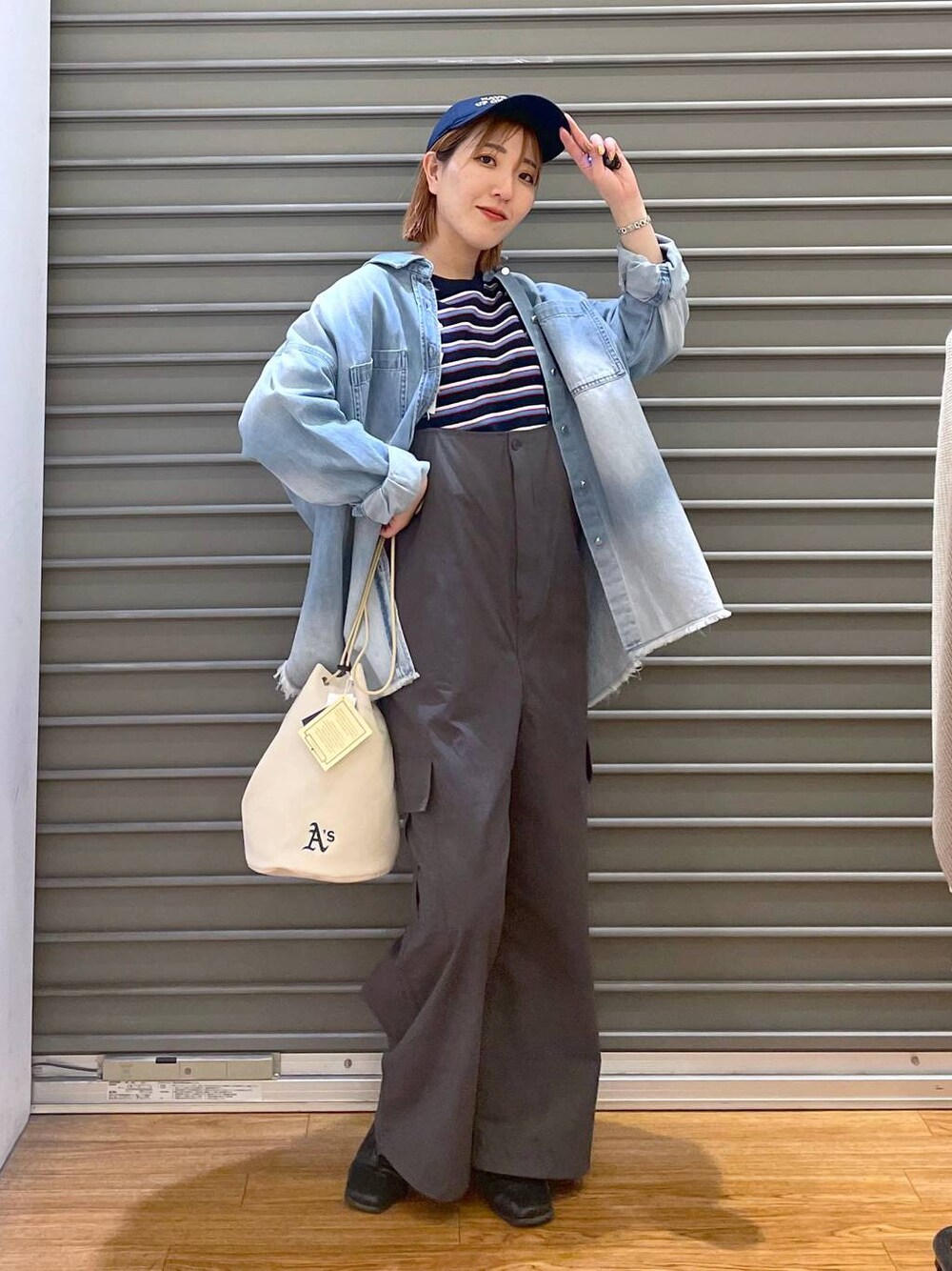 グレー系のサロペット/オーバーオール、ブルー系のシャツ/ブラウス、ブルー系のTシャツ/カットソーを着用したレディースの春コーディネートの1枚目の写真