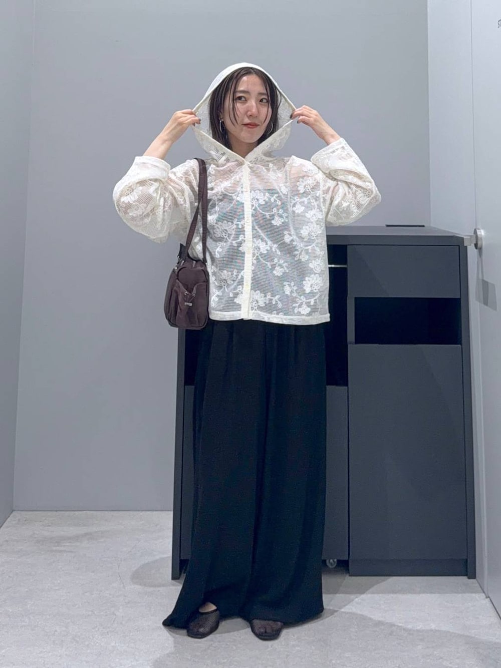 ブラック系のその他パンツ、ベージュ系のパーカー、ブラウン系のボストンバッグを着用したレディースの夏コーディネートの1枚目の写真