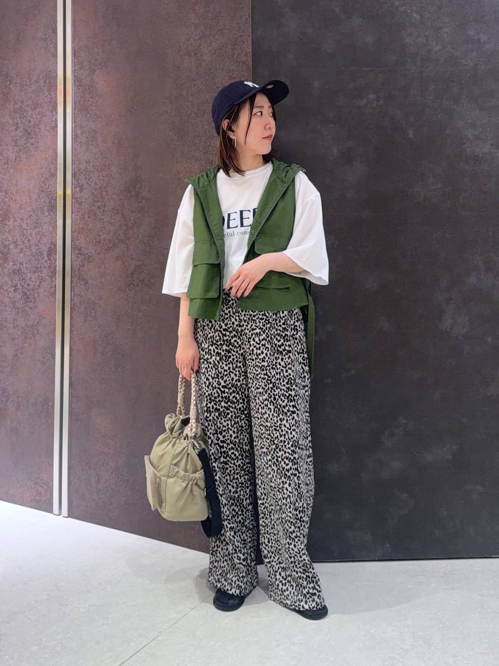 ホワイト系のTシャツ/カットソー、ホワイト系のその他パンツ、ベージュ系のショルダーバッグを着用したレディースの夏コーディネートの1枚目の写真