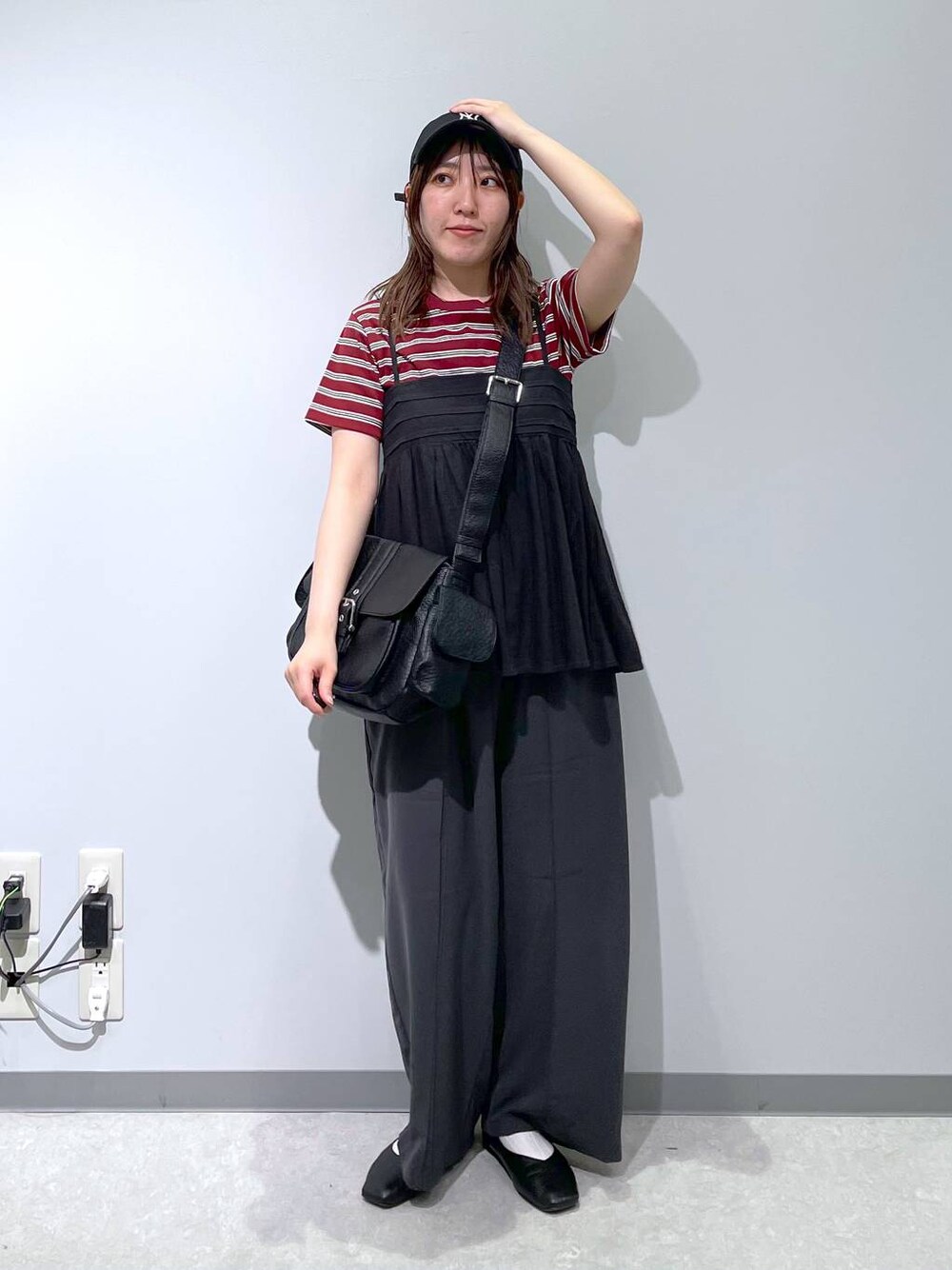 グレー系のその他パンツ、グレー系のキャミソール、ブラック系のショルダーバッグを着用したレディースの春コーディネートの1枚目の写真