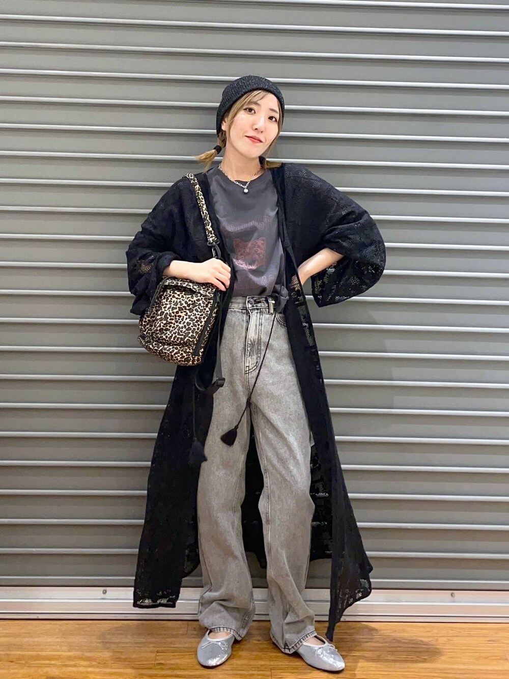 その他のショルダーバッグ、ブラック系のワンピース、シルバー系のバレエシューズを着用したレディースの秋コーディネートの1枚目の写真