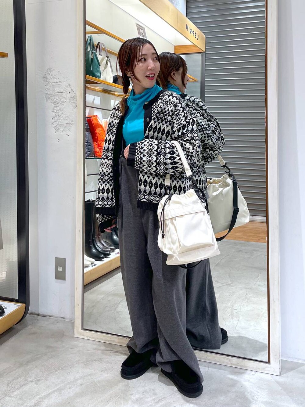 「低身長、カジュアル、ベーシック/シンプル、体型カバー、高見え、ゆったり、LEPSIM」｜「LEPSIMの【MEI】FURMOCA SHOES／ファーモカシン　908435（モカシン/デッキシューズ、ブラック系）」を使った、manaさん（レディース・153cm）の冬コーディネートの1枚目の写真