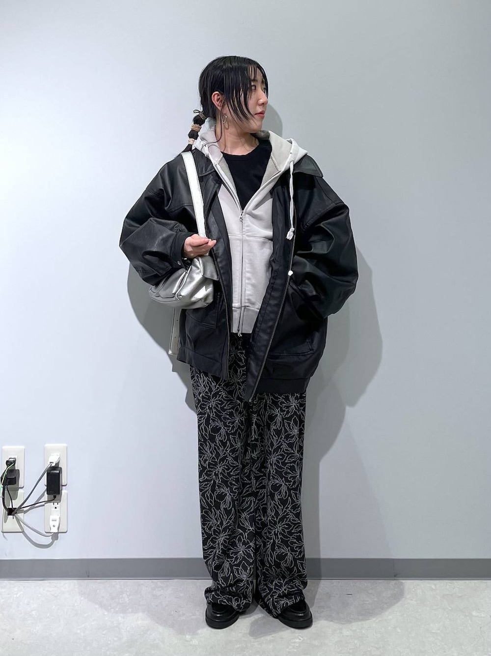 その他のショルダーバッグ、グレー系のパーカー、ブラック系のブルゾンを着用したレディースの春コーディネートの1枚目の写真
