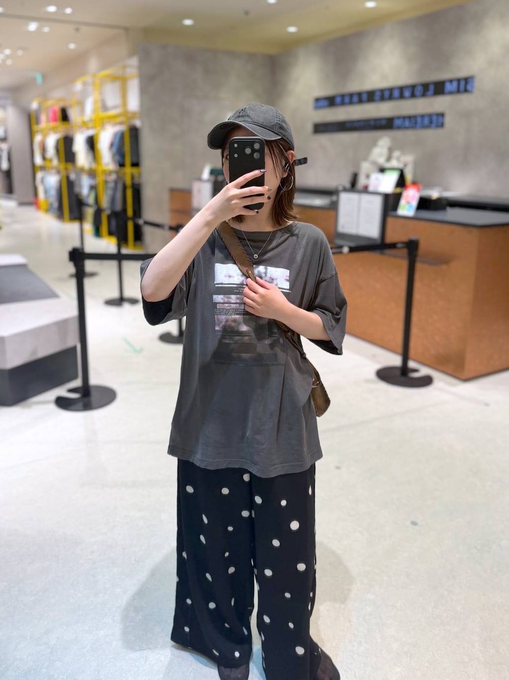 ブラック系のその他パンツ、グレー系のTシャツ/カットソー、ブラウン系のショルダーバッグを着用したレディースの夏コーディネートの1枚目の写真