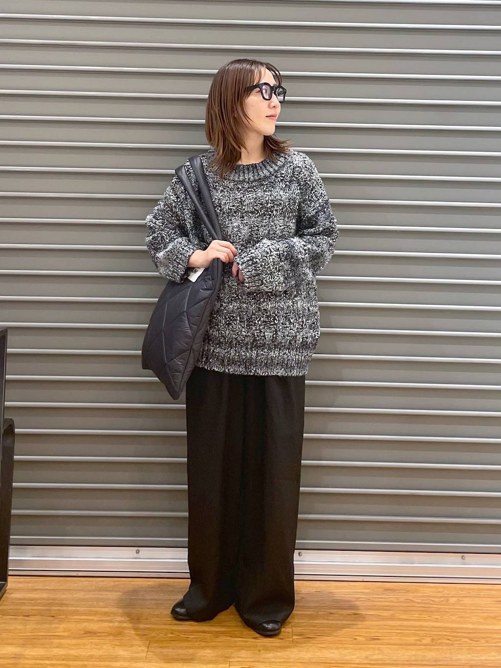 ブラック系のその他パンツ、ブラック系のトートバッグ、ブラック系のニット/セーターを着用したレディースの冬コーディネートの1枚目の写真