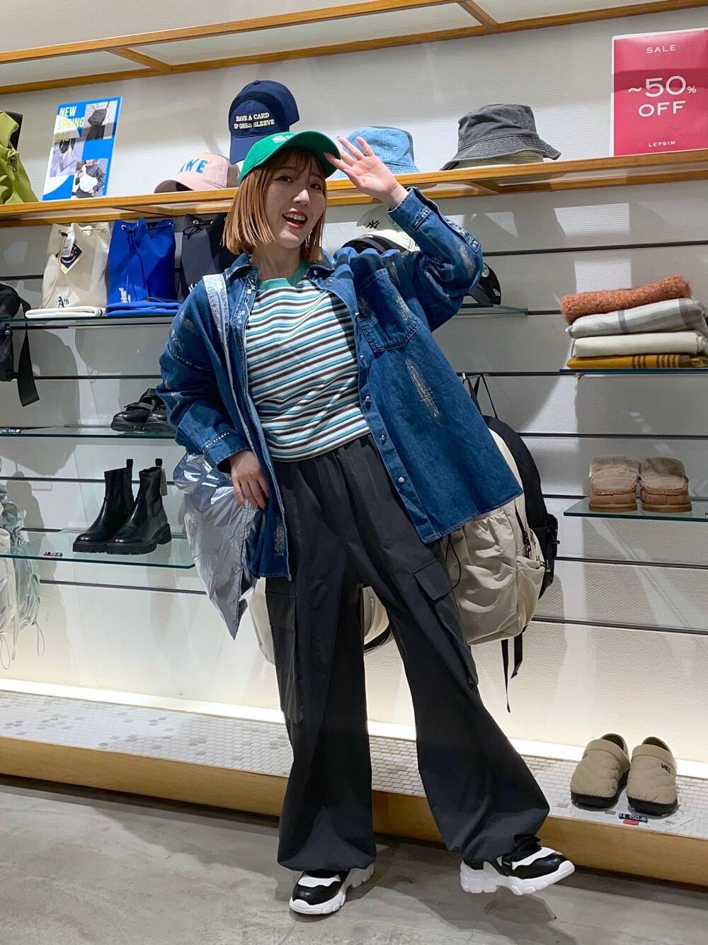 ブルー系のシャツ/ブラウス、ブルー系のTシャツ/カットソー、グレー系のカーゴパンツを着用したレディースの春コーディネートの1枚目の写真